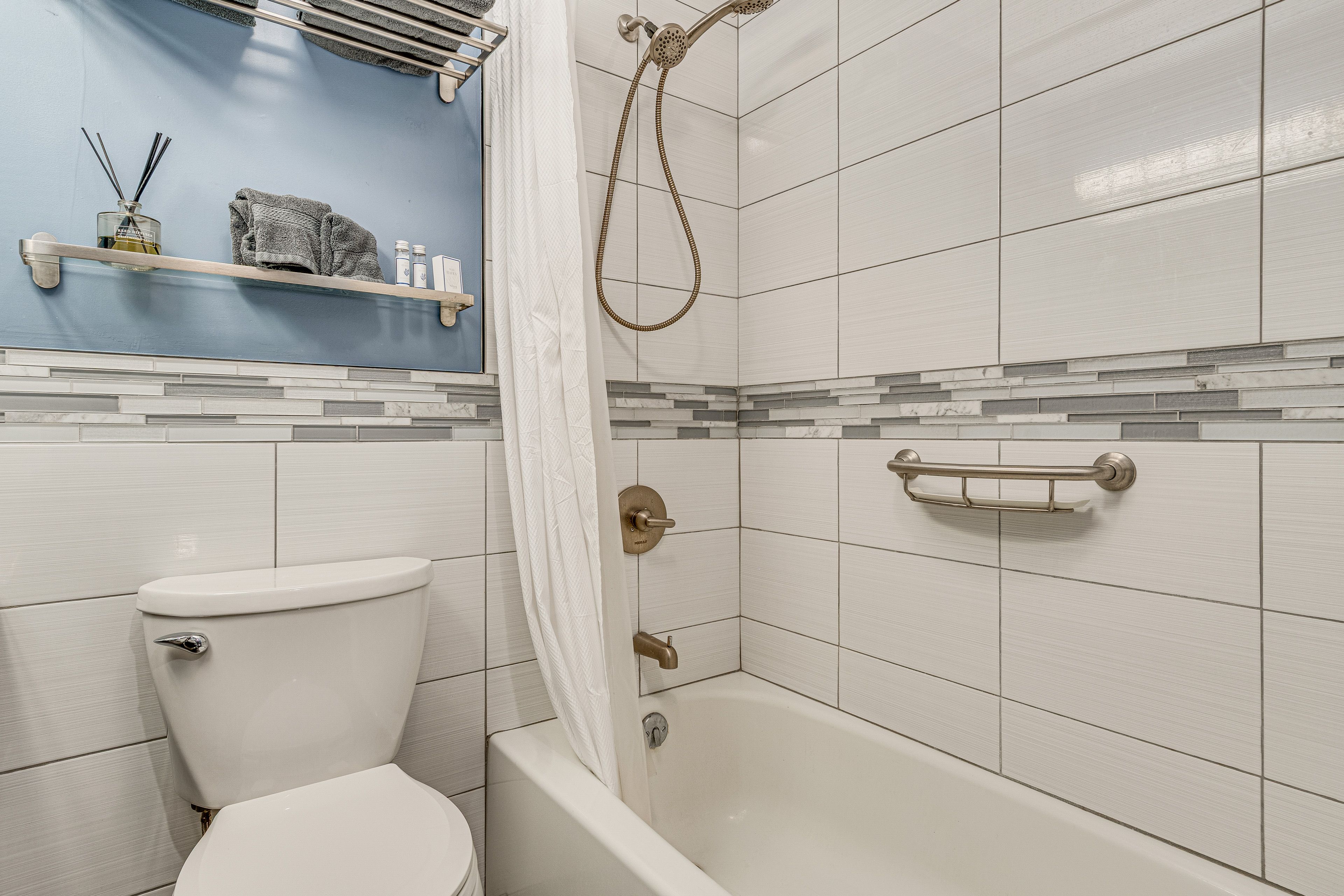 Full Bathroom | 2nd Floor | Complimentary Toiletries