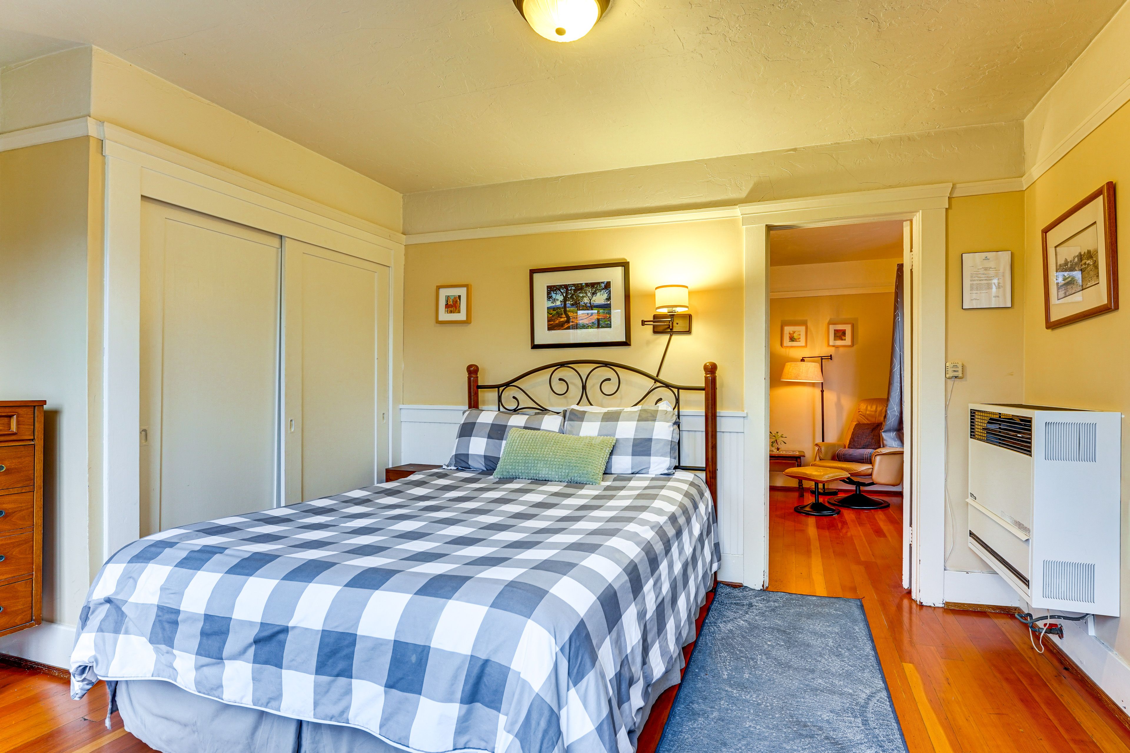 Bedroom | Queen Bed | Linens Provided