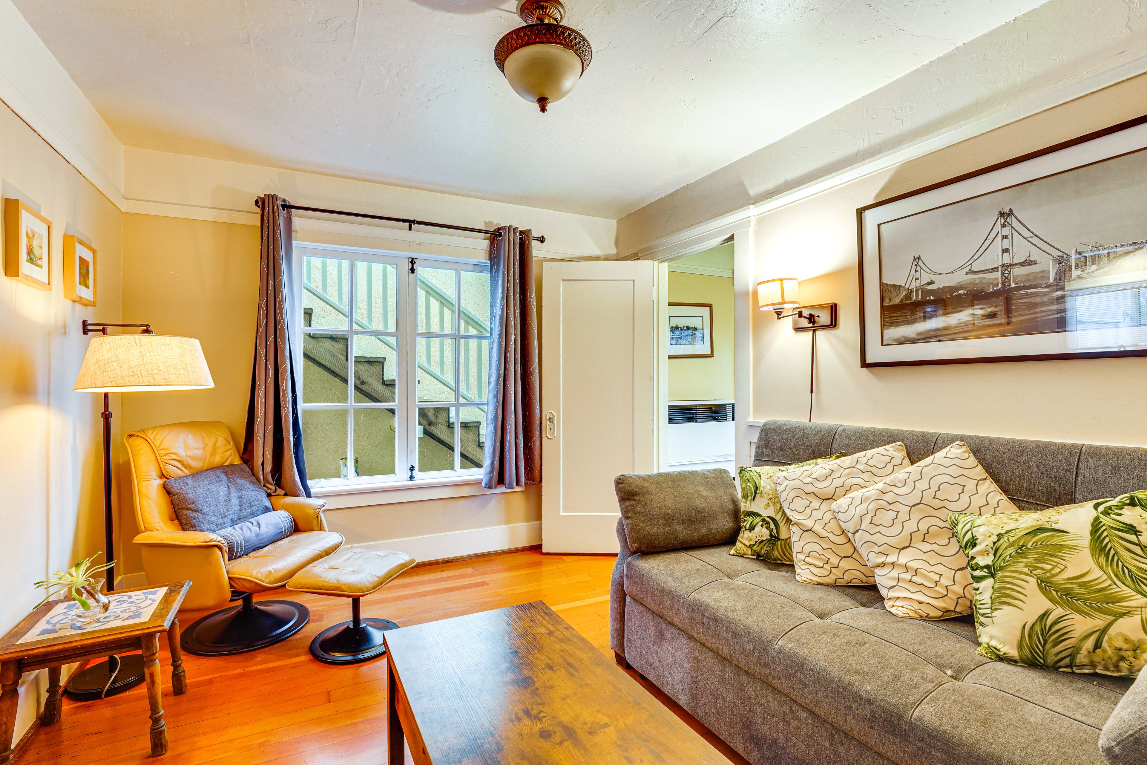 Living Room | Free WiFi | Sleeper Sofa