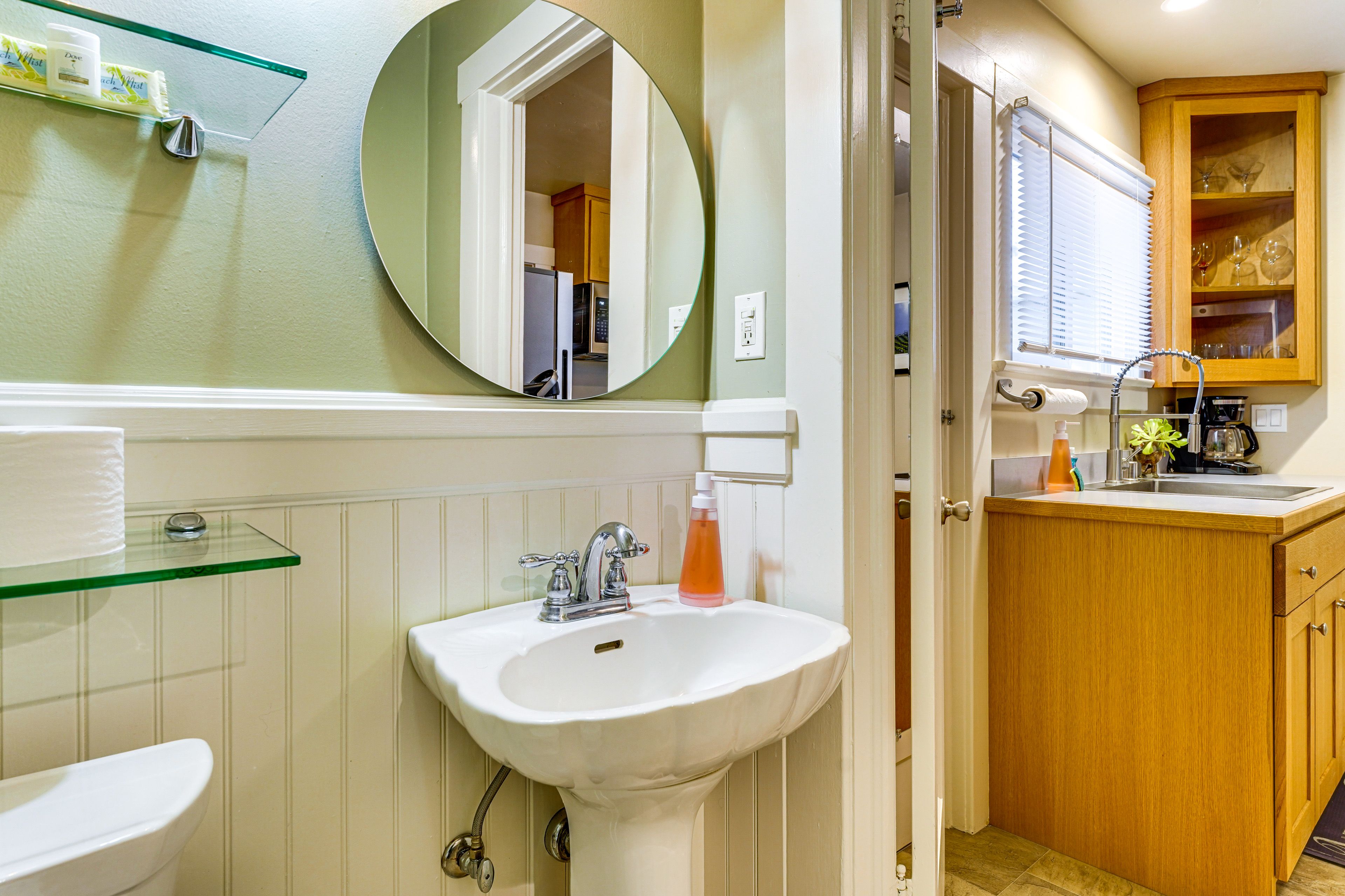 Full Bathroom | Towels Provided