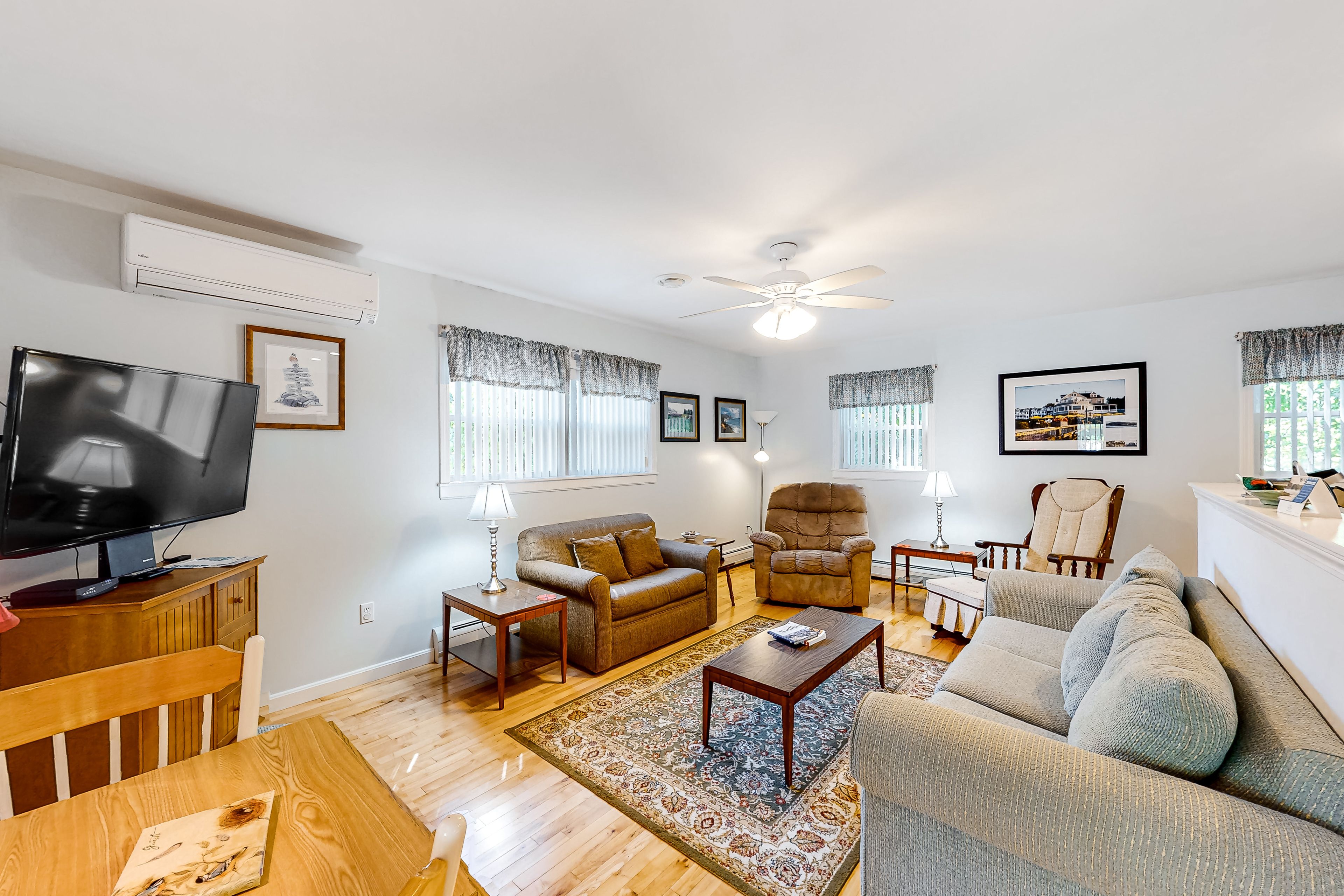 Living Room | Free WiFi | Cable TV | Central A/C