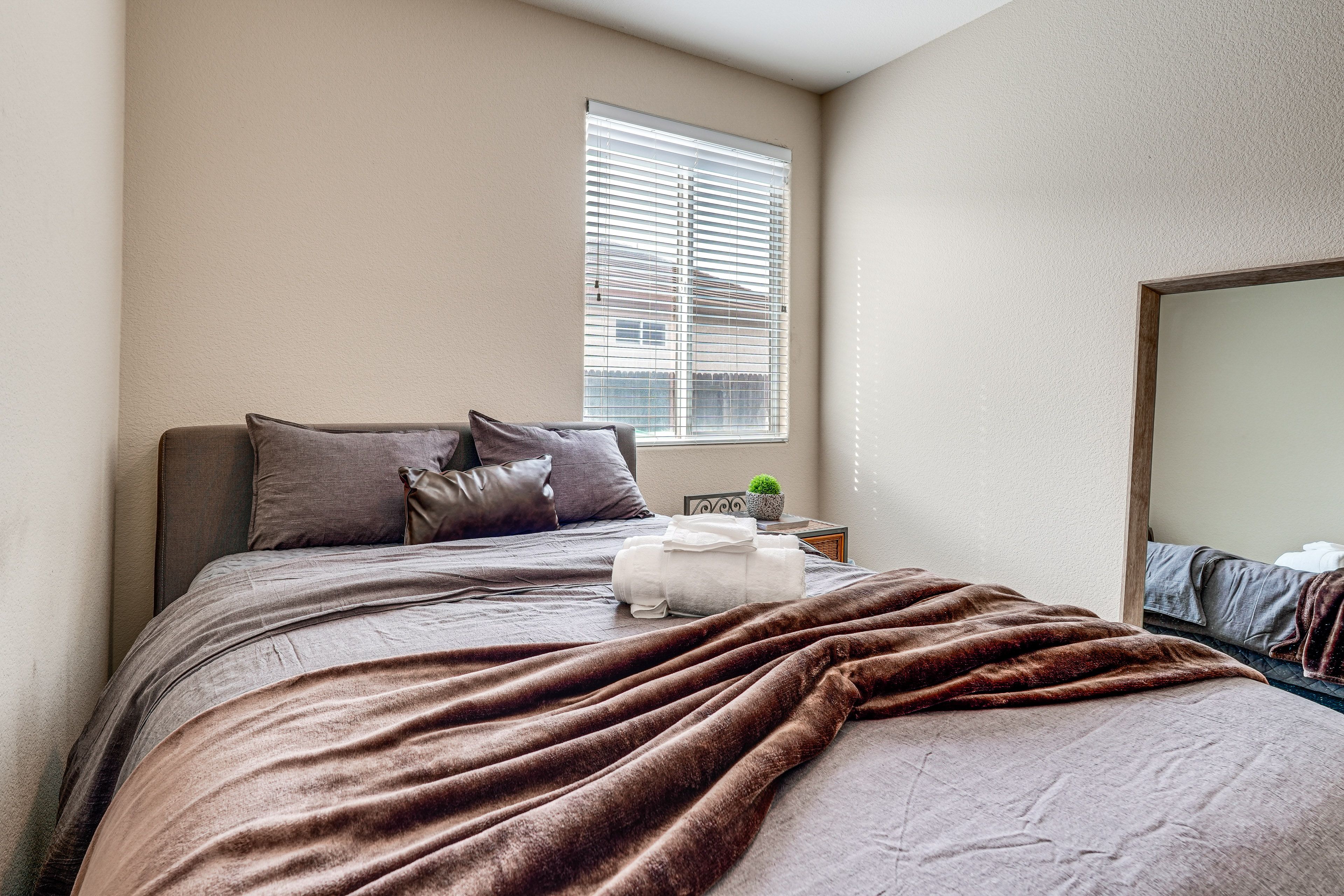 Bedroom 2 | Queen Bed