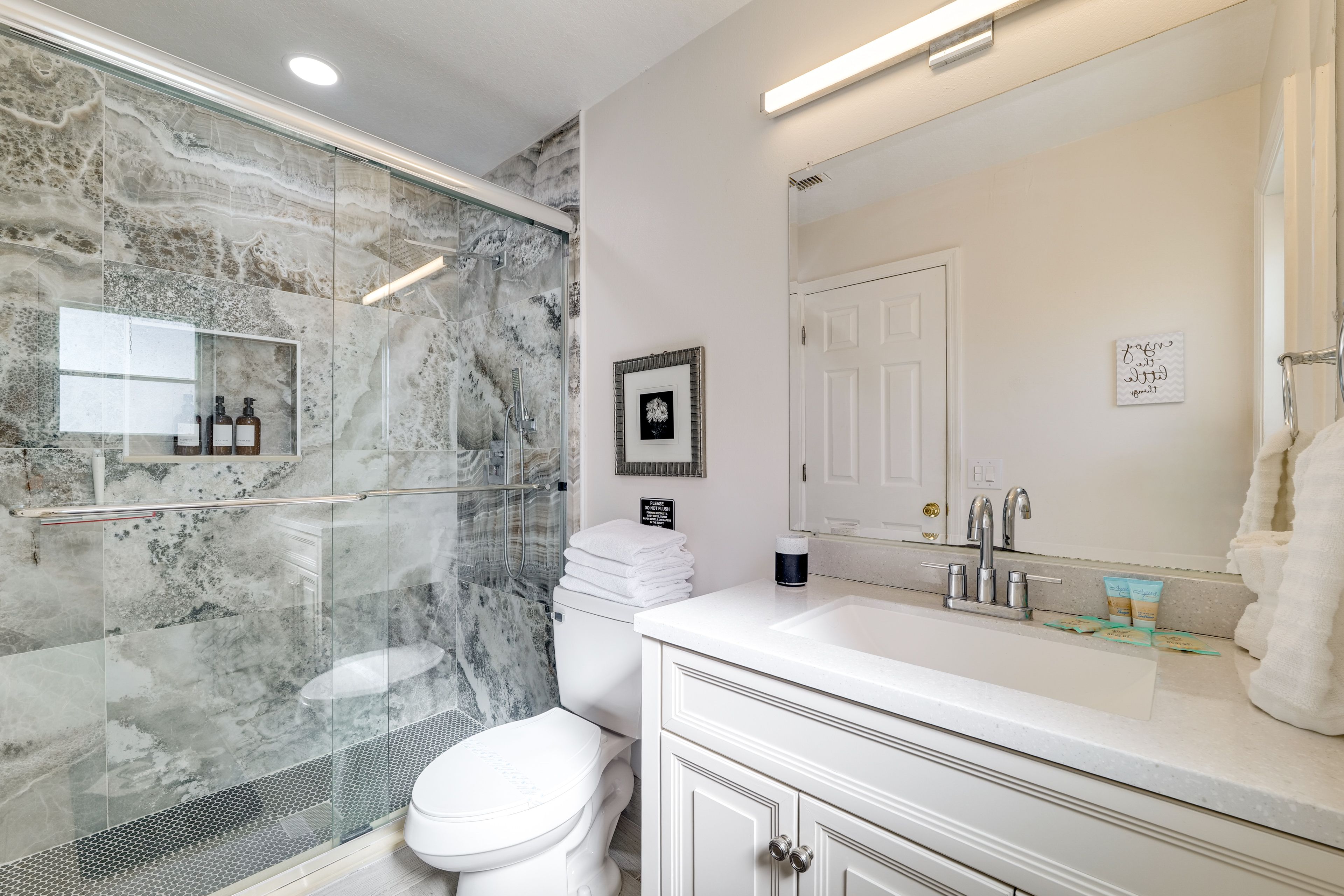 Full Bathroom | Complimentary Toiletries | Towels Provided