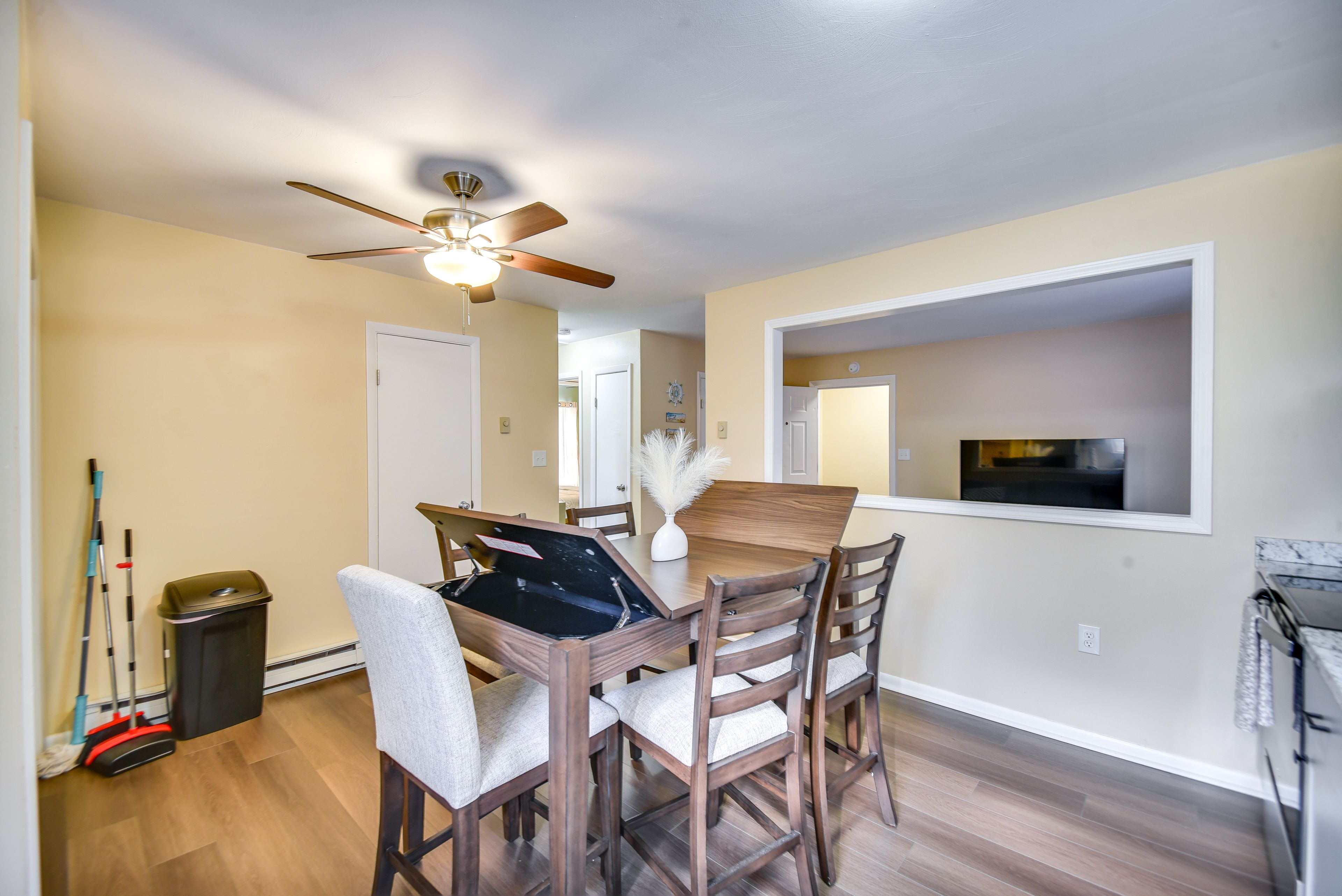 Dining Area | Dishware/Flatware Provided