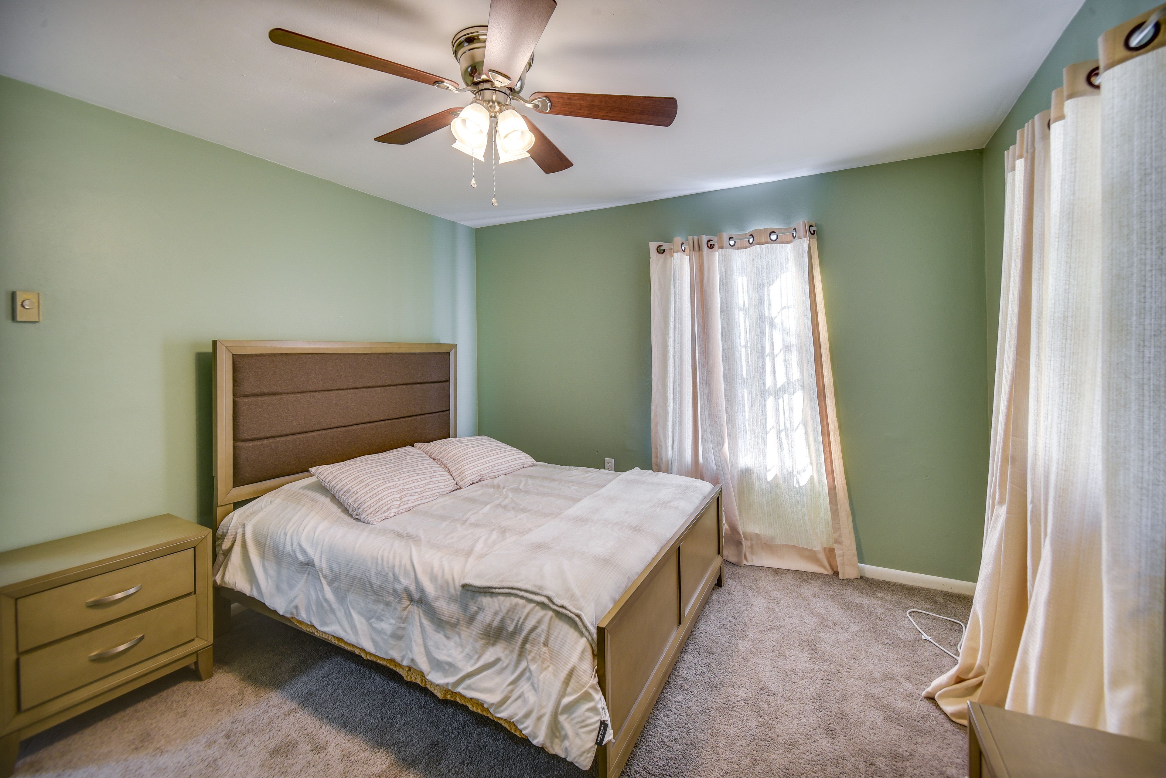 Bedroom 1 | Queen Bed