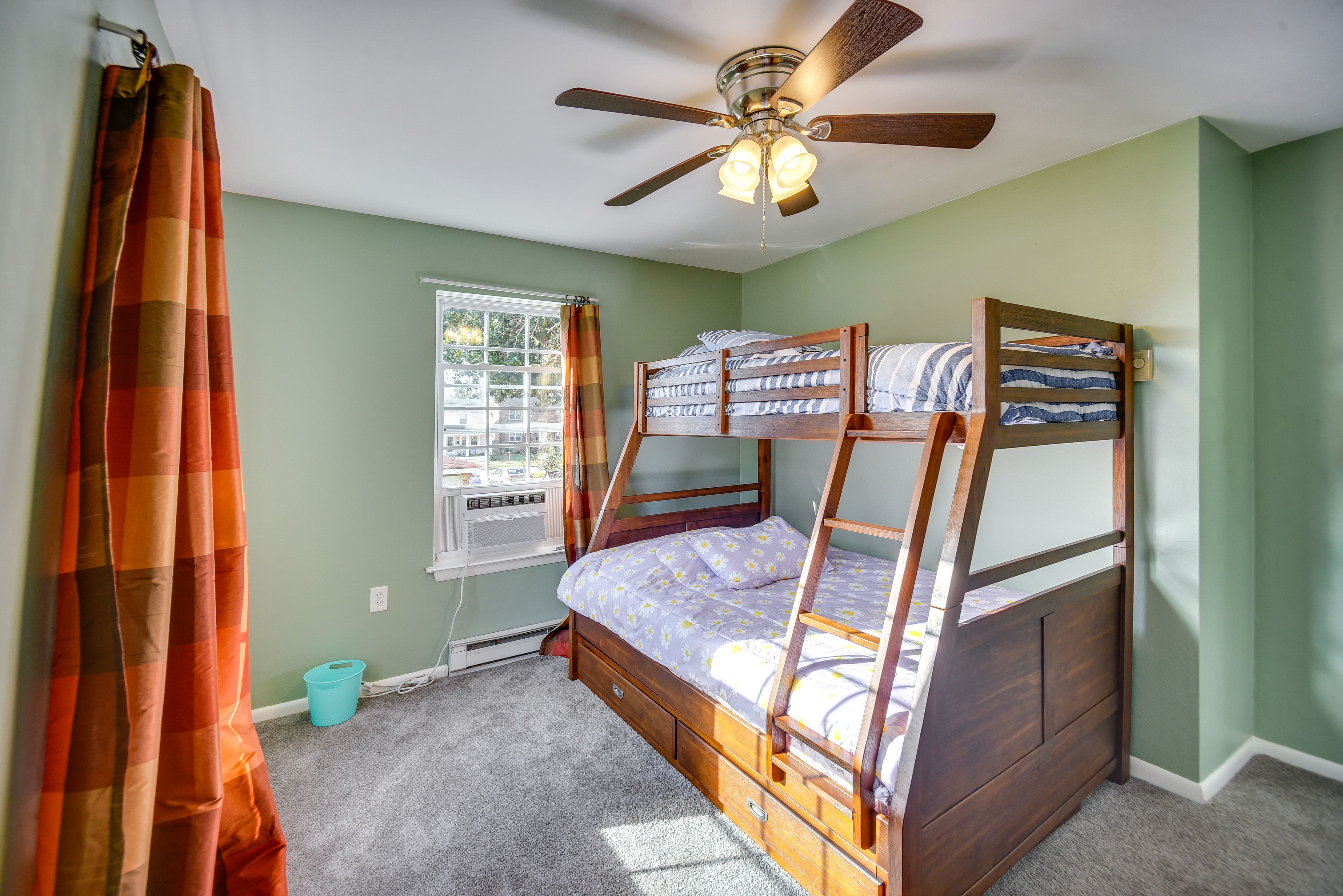 Bedroom 2 | Twin/Full Bunk Bed