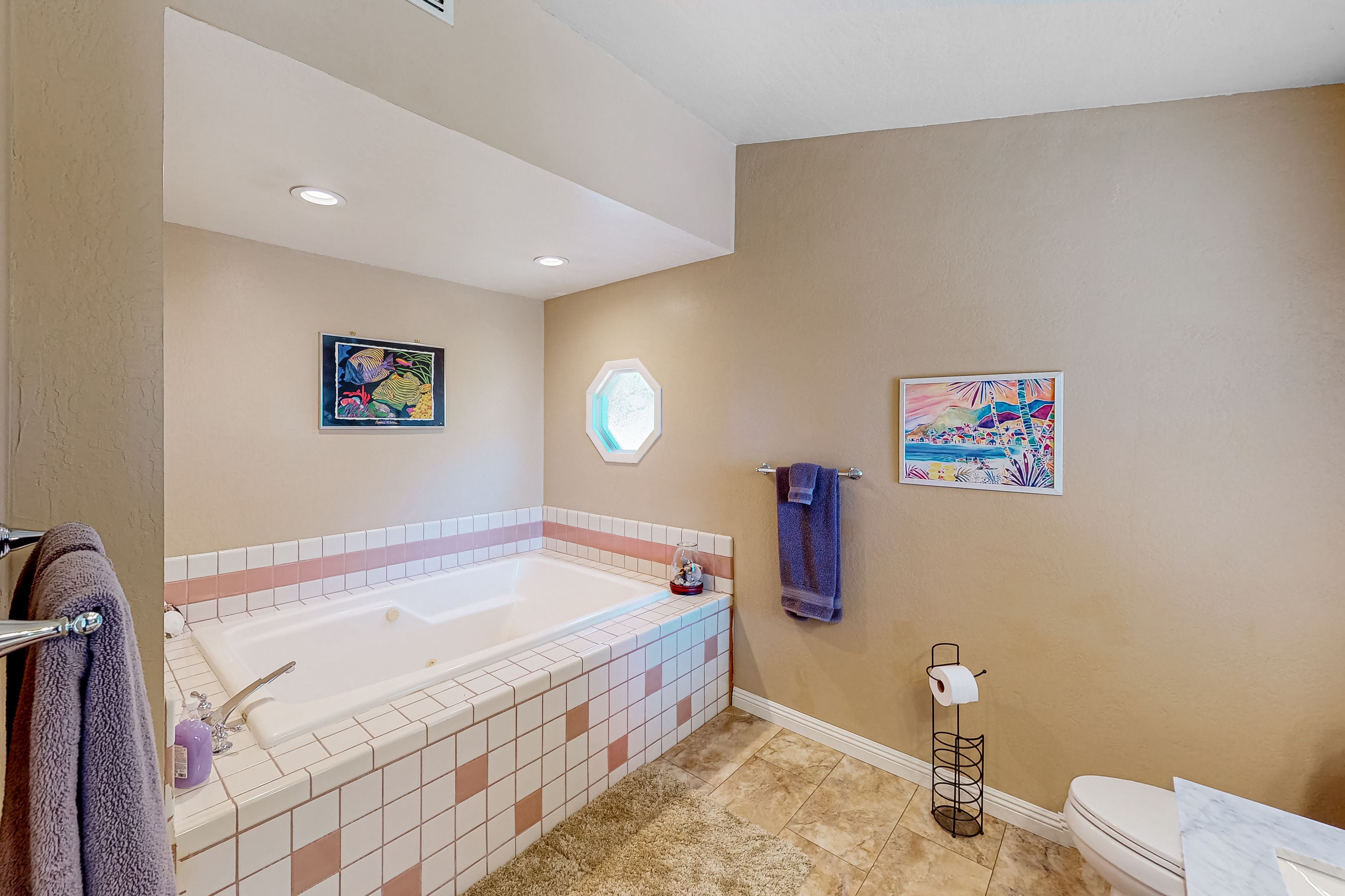 Full Bathroom | Complimentary Toiletries | Towels Provided