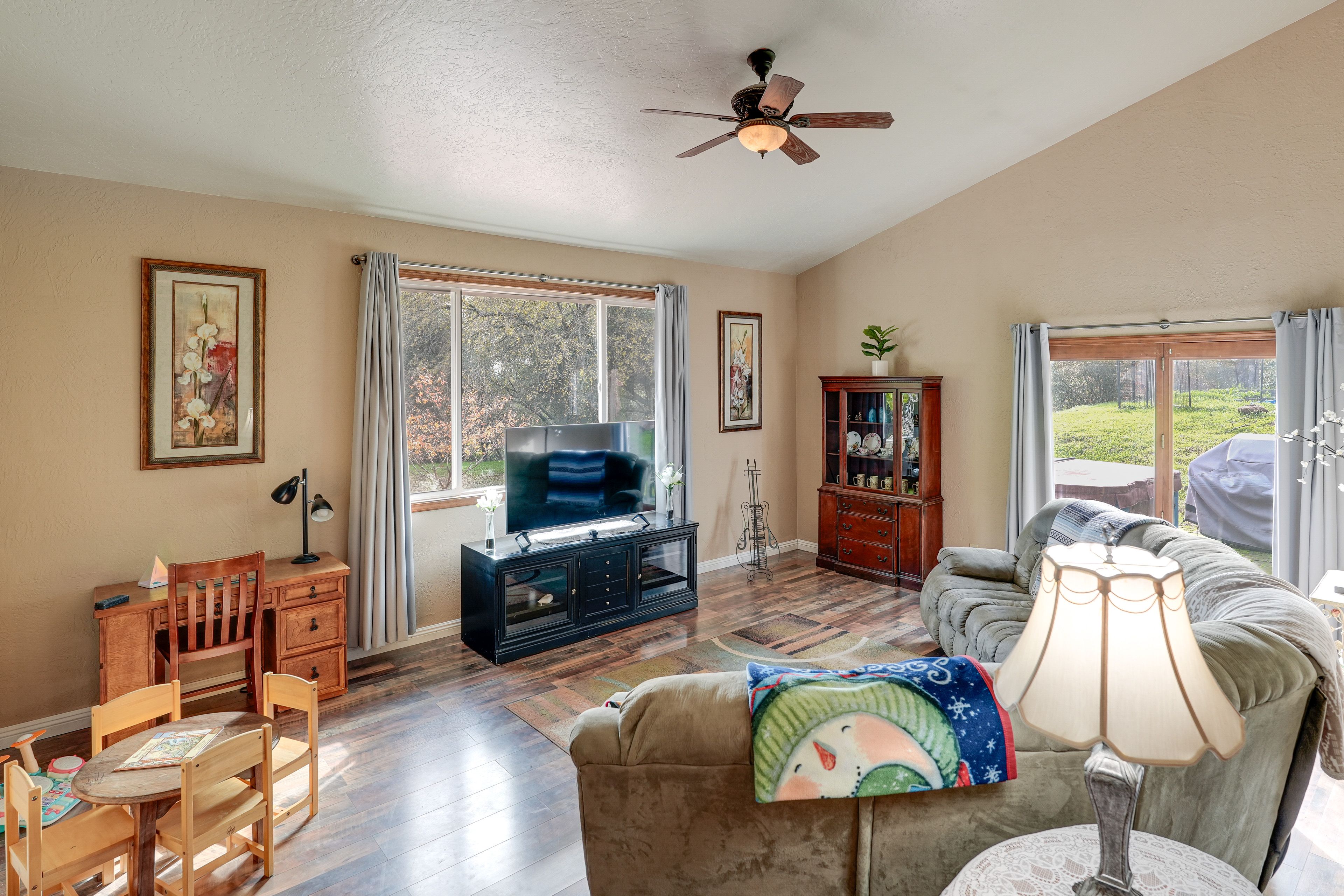 Living Room | Flat-Screen TV