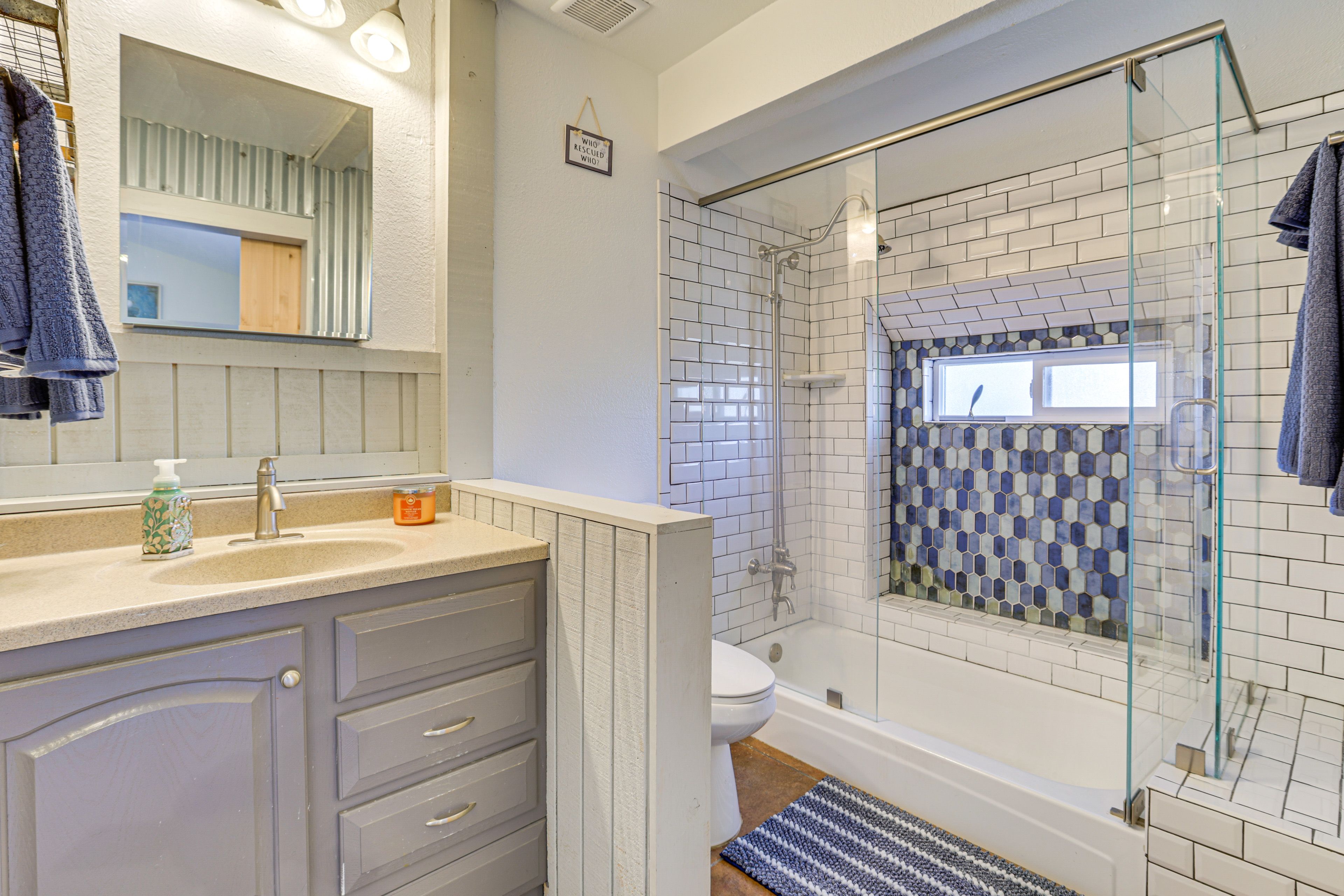 Full Bathroom | Towels Provided