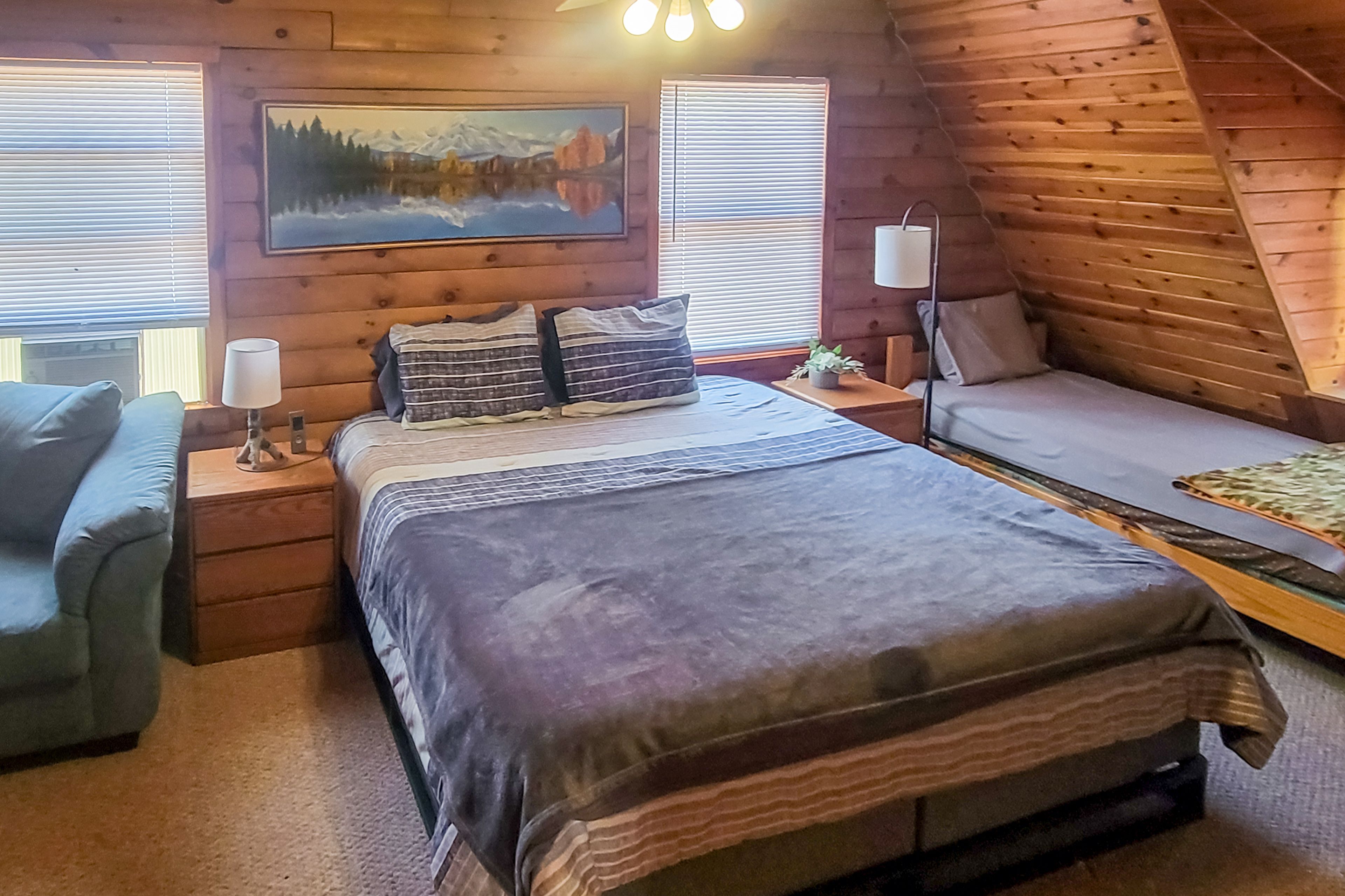 Bedroom 1 | King Bed | Twin Bed