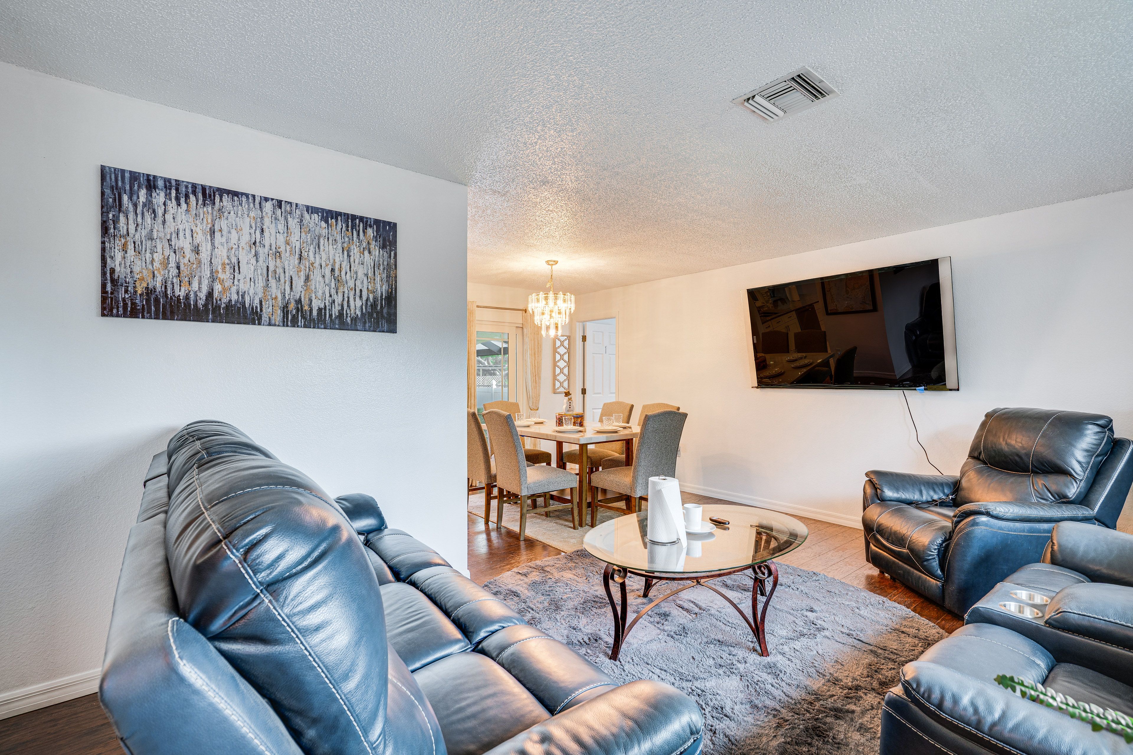 Living Room | Smart TV | Free WiFi