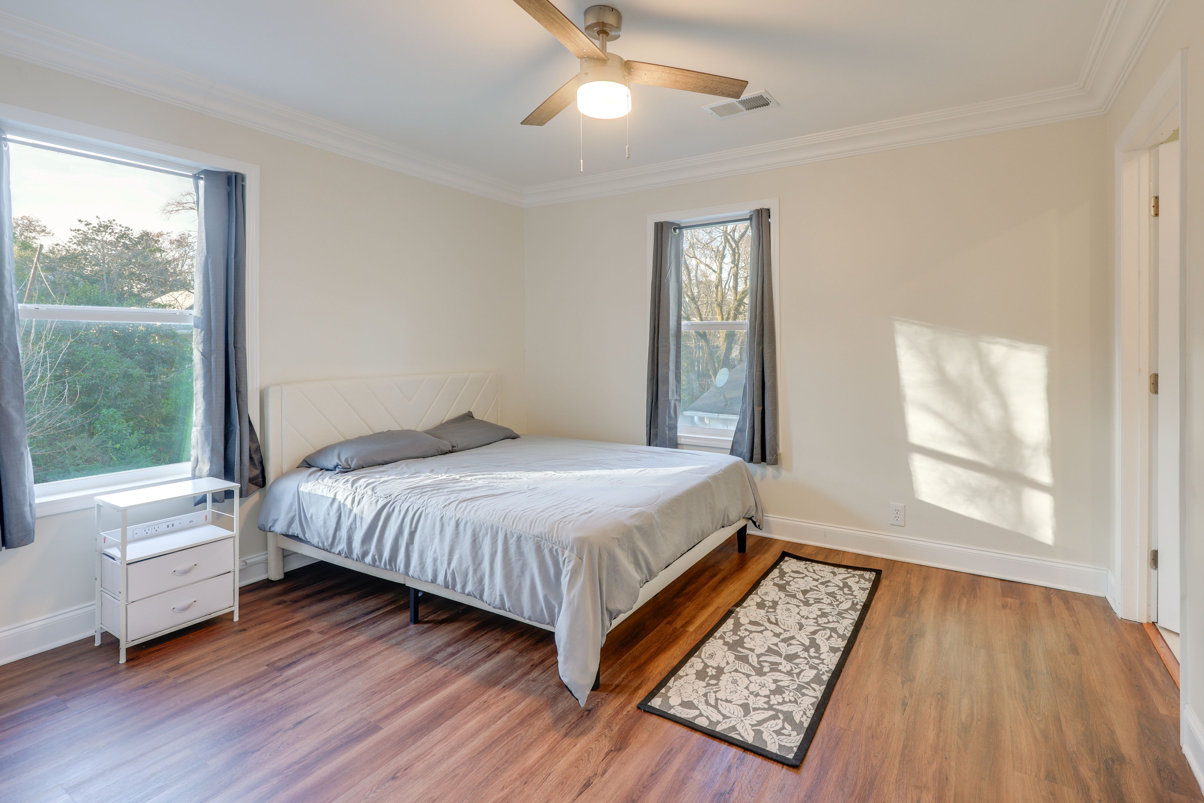 Bedroom 1 | Queen Bed