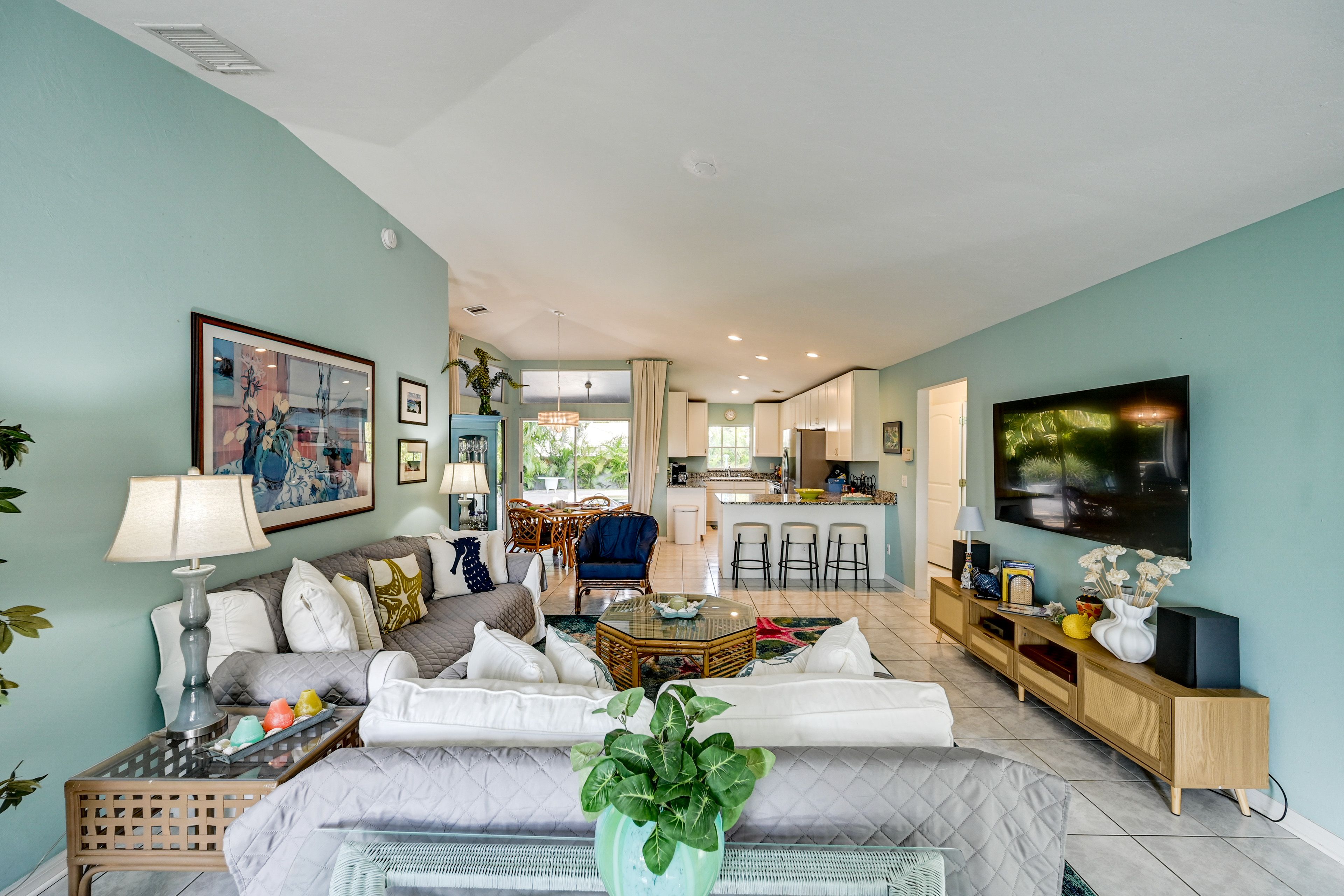 Property Interior | Central A/C & Heating | Free WiFi