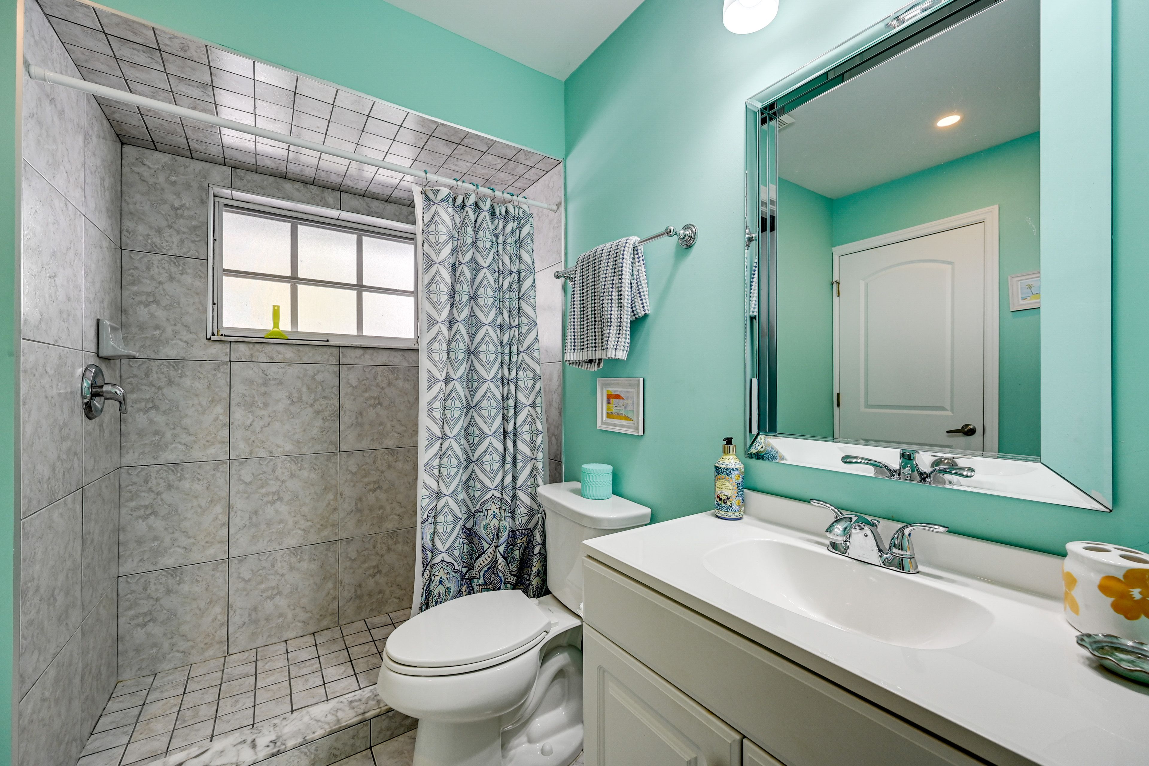 Full Bathroom | Complimentary Toiletries