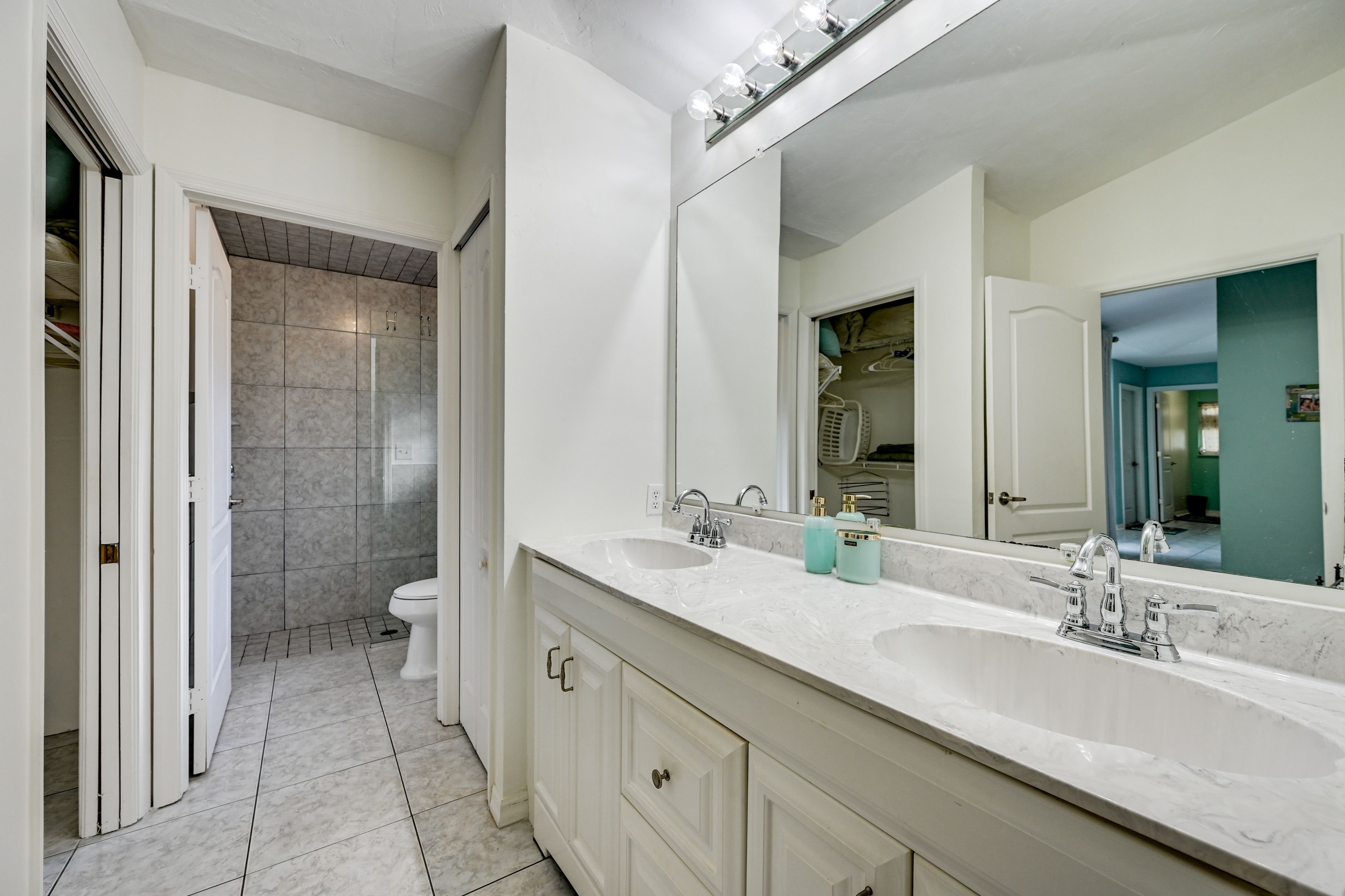 Full Bathroom | Towels Provided