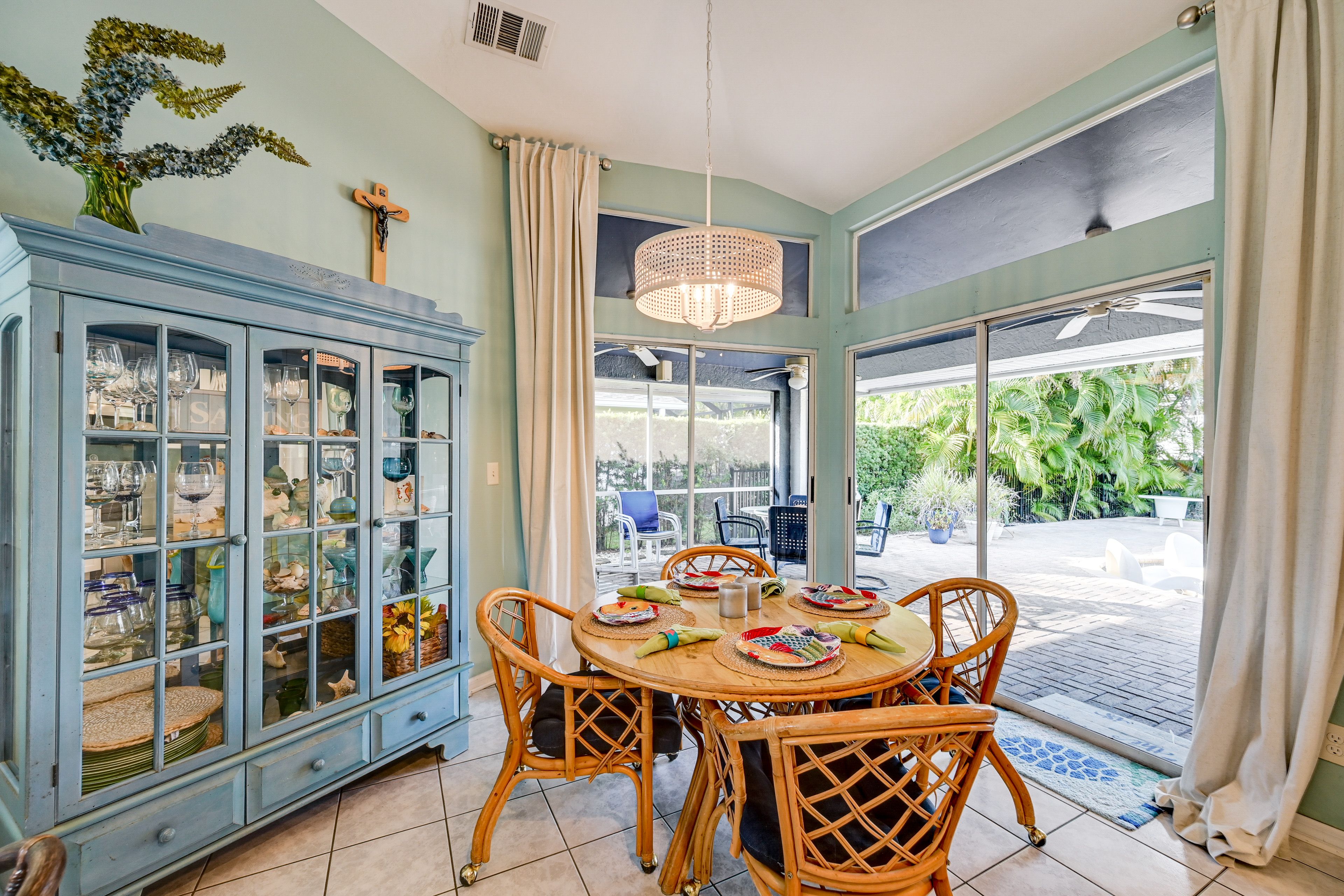 Dining Area | Dishware/Flatware