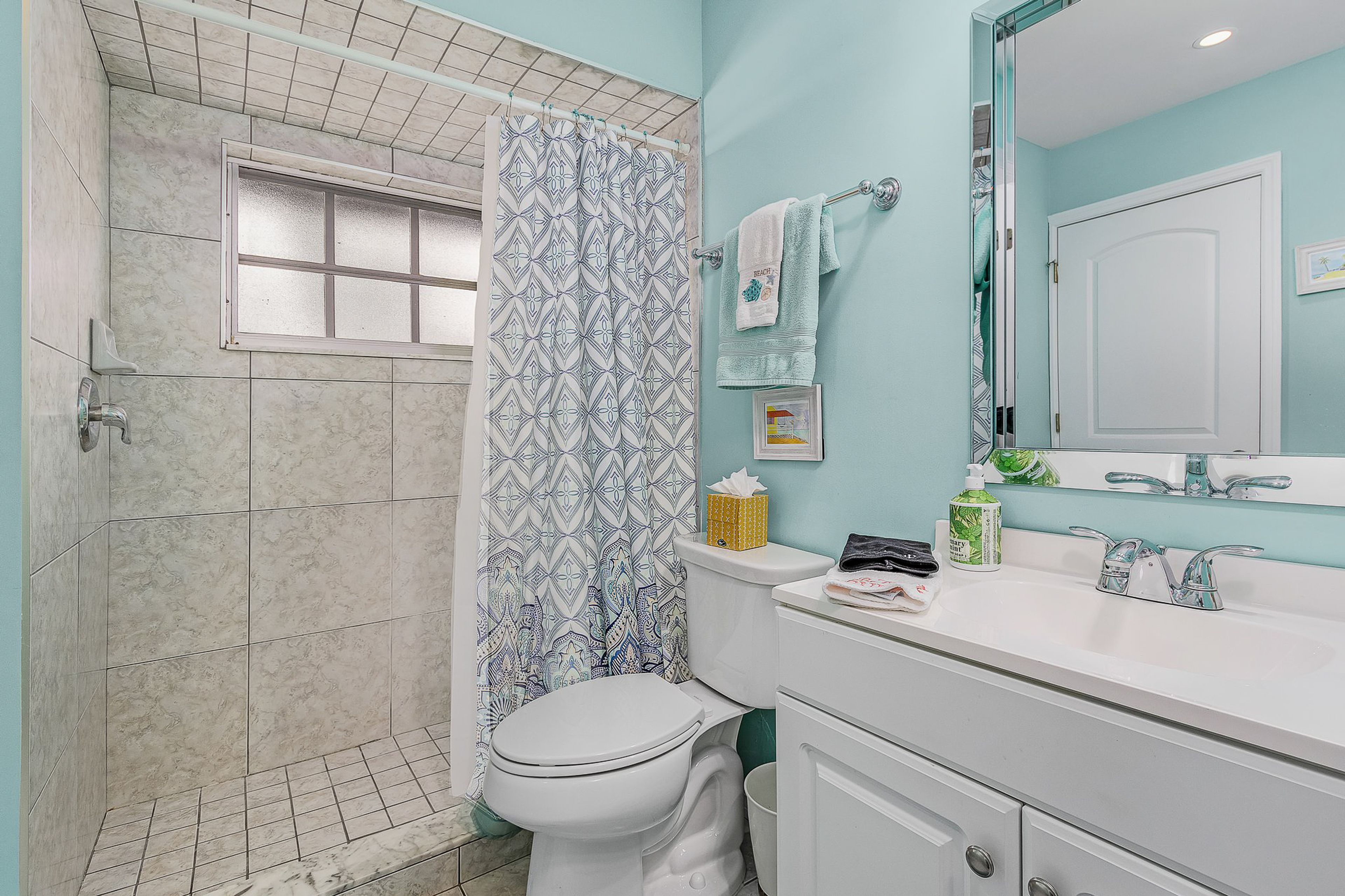 Full Bathroom | Complimentary Toiletries