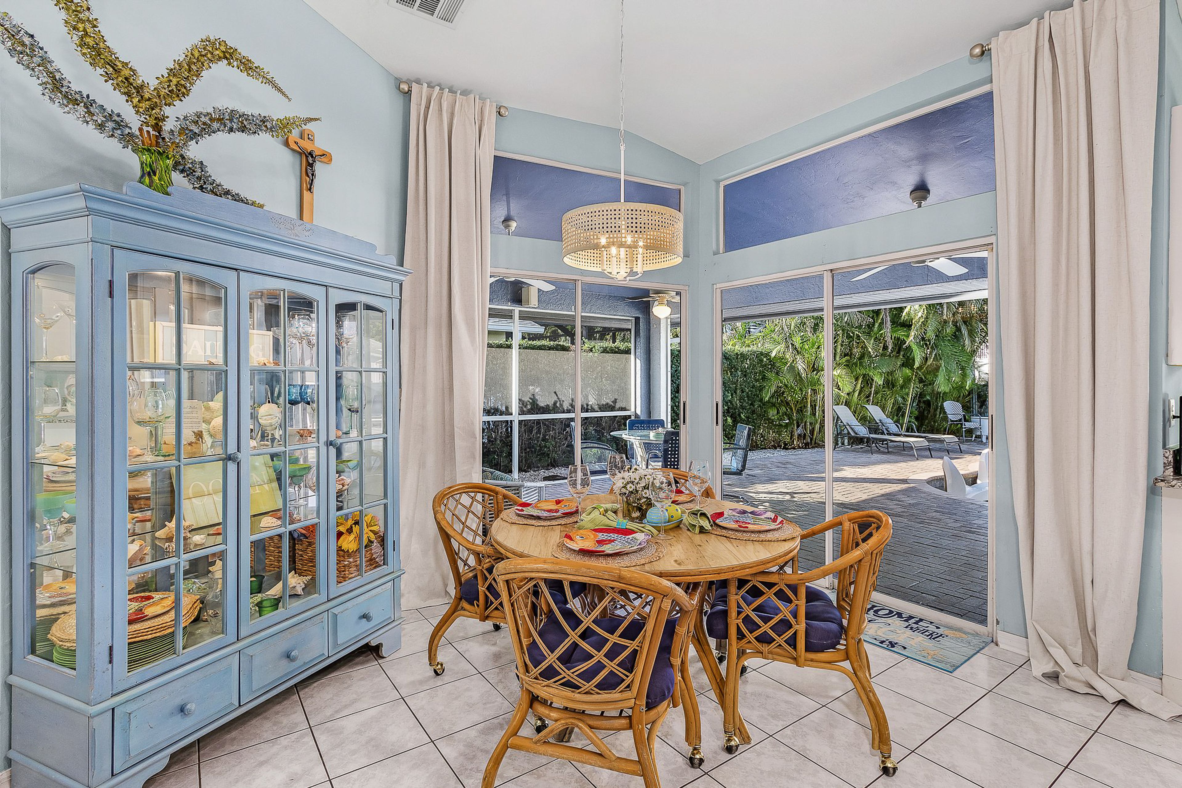 Dining Area | Dishware/Flatware