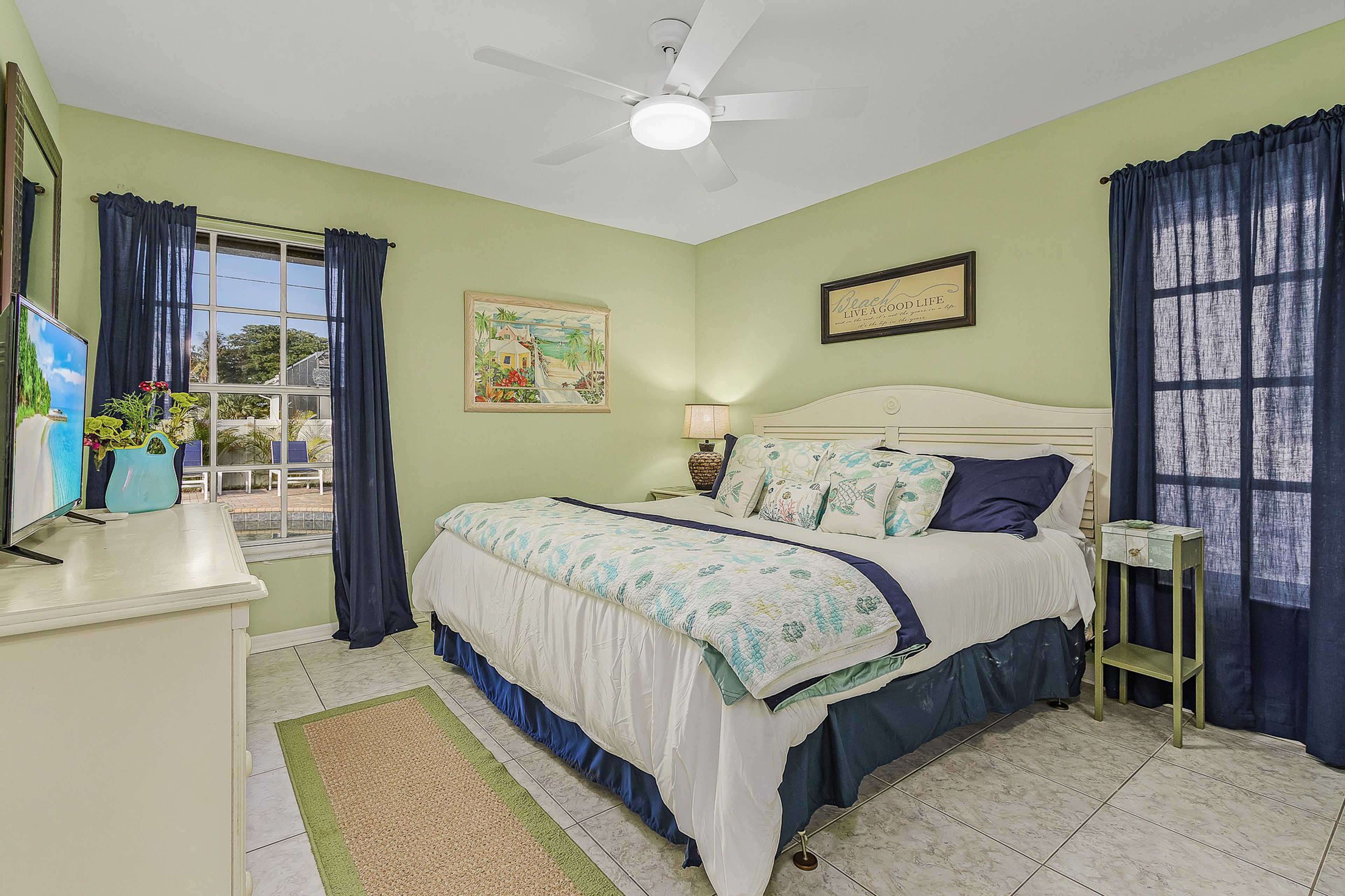 Bedroom 2 | King Bed | Smart TV