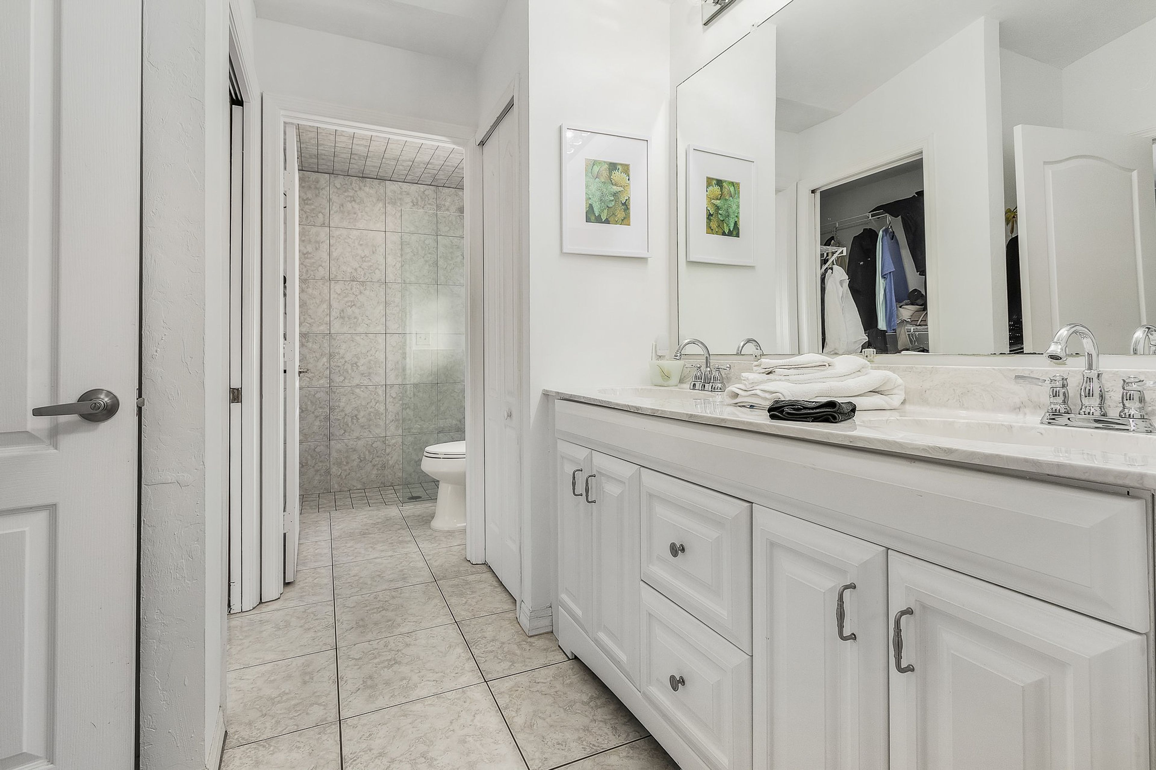 Full Bathroom | Towels Provided