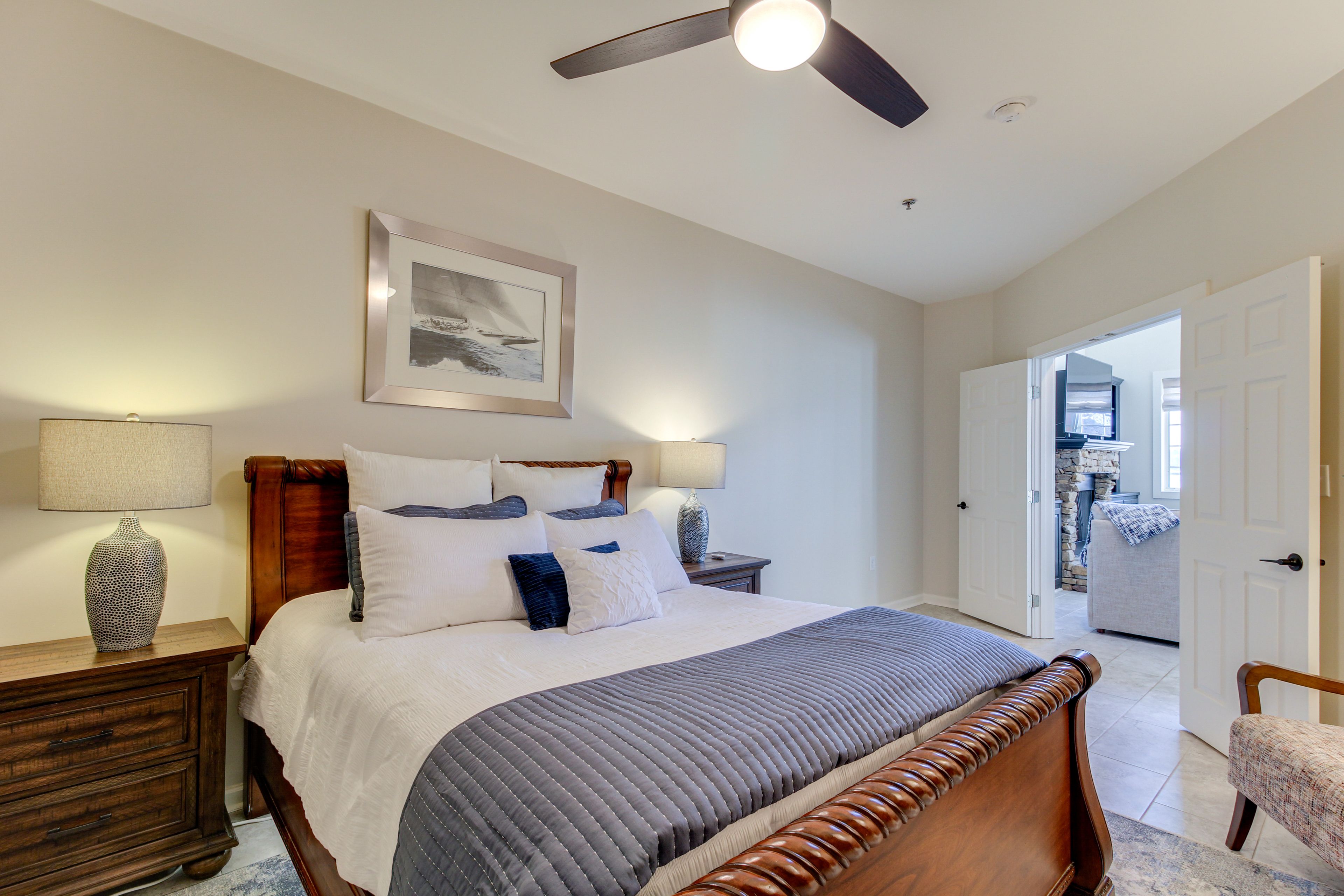 Bedroom 1 | Queen Bed | Smart TV | 1st Floor