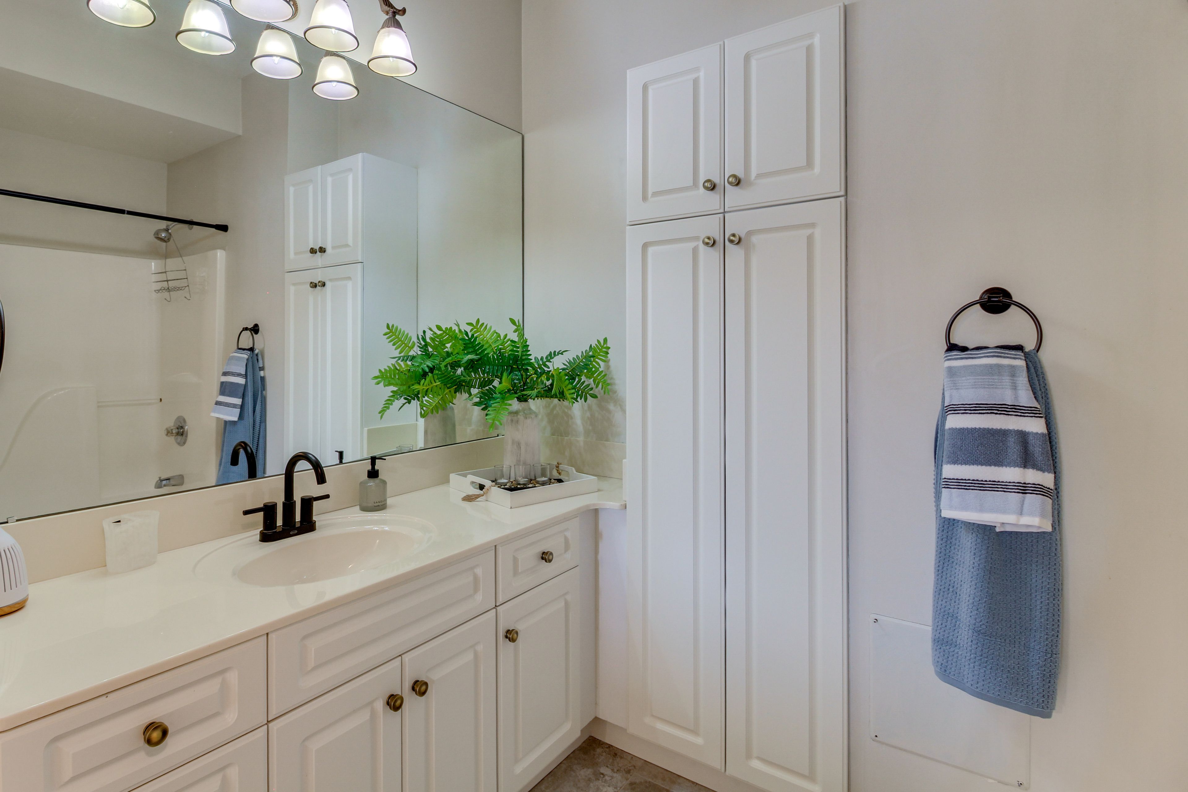 En-Suite Bathroom | Towels Provided | 1st Floor
