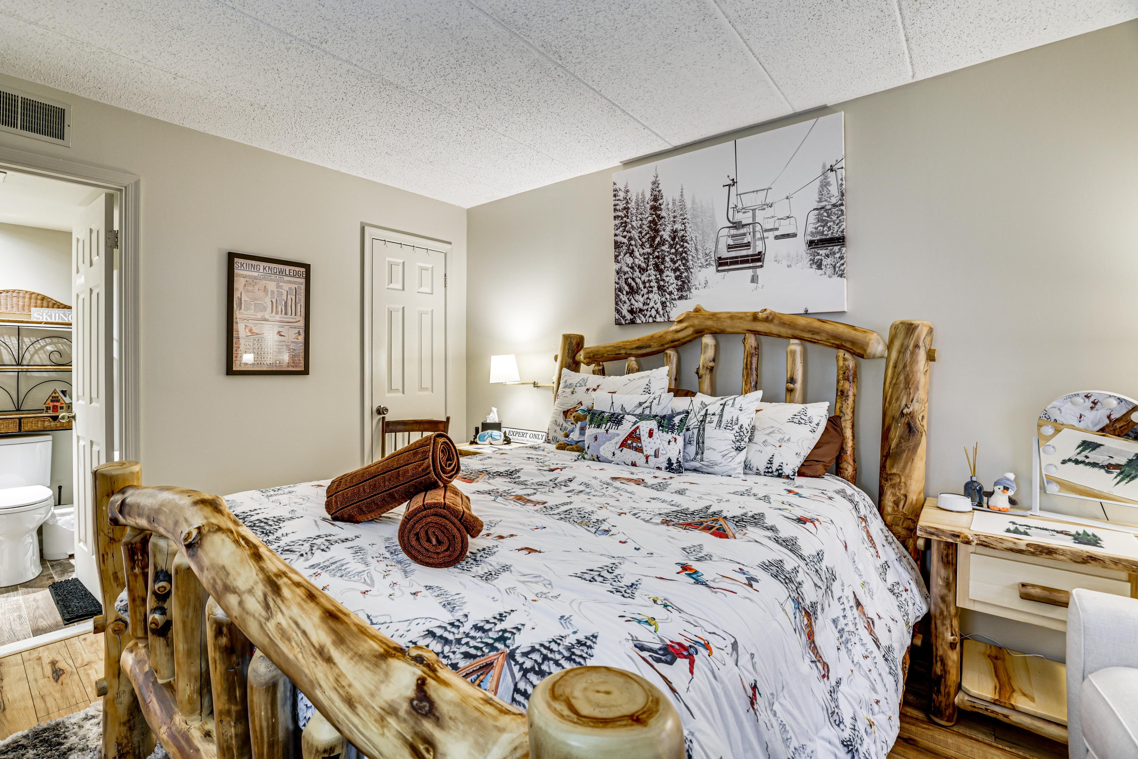 Bedroom 1 | Queen Bed
