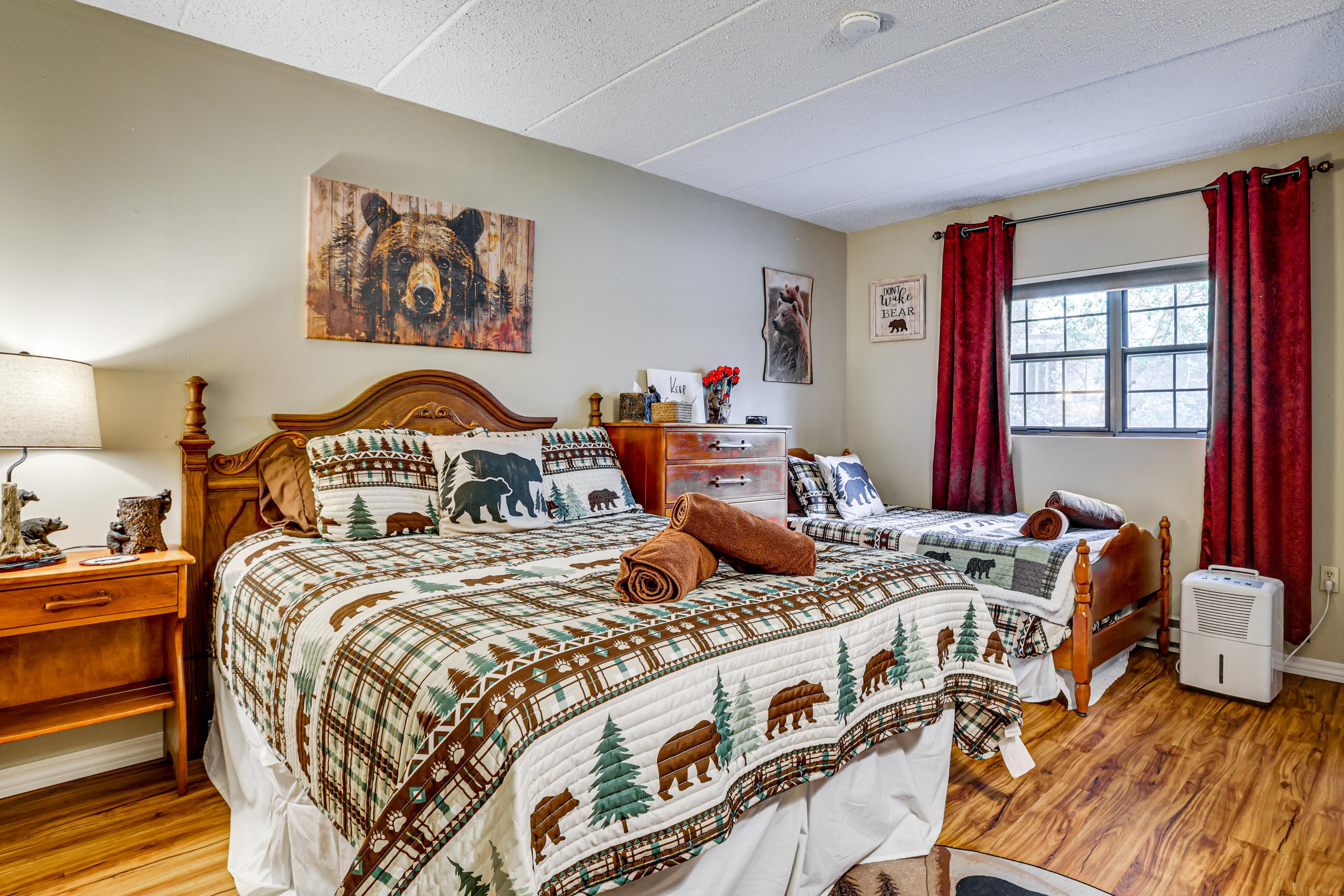 Bedroom 2 | Queen Bed | Twin Bed