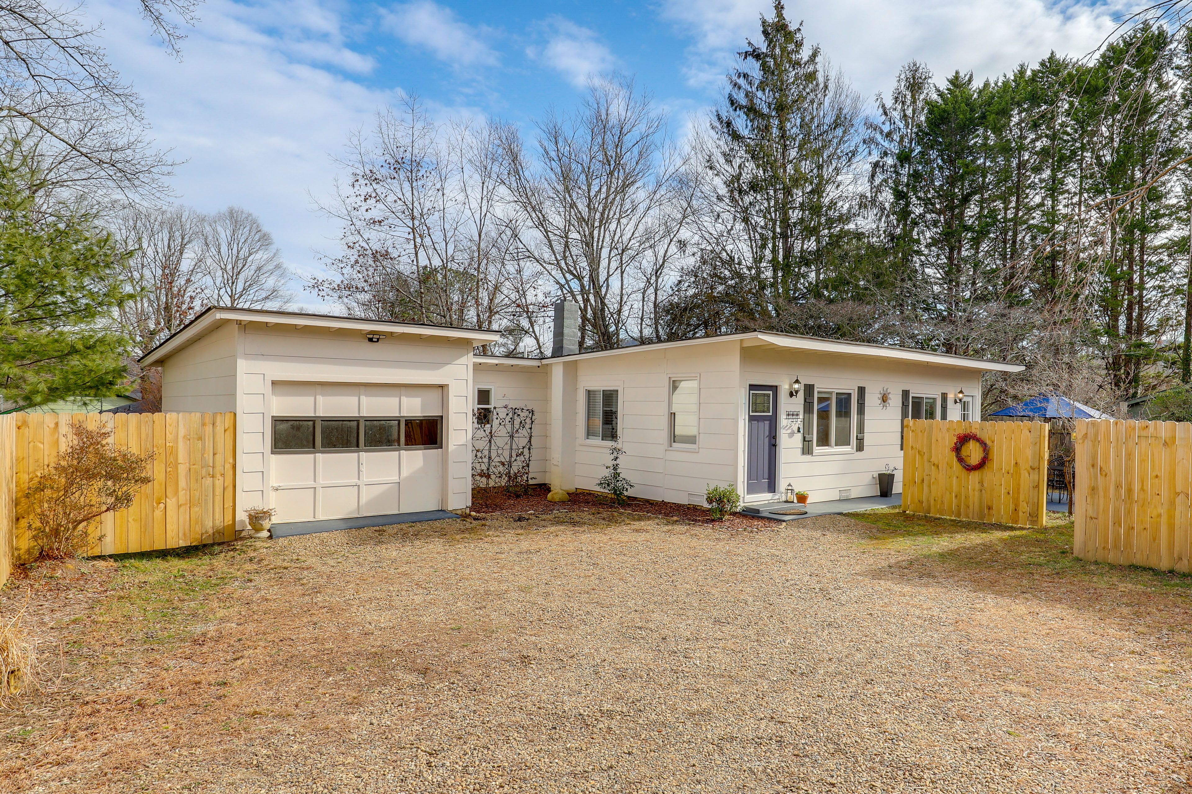 Exterior | Parking | Driveway (4 Vehicles)