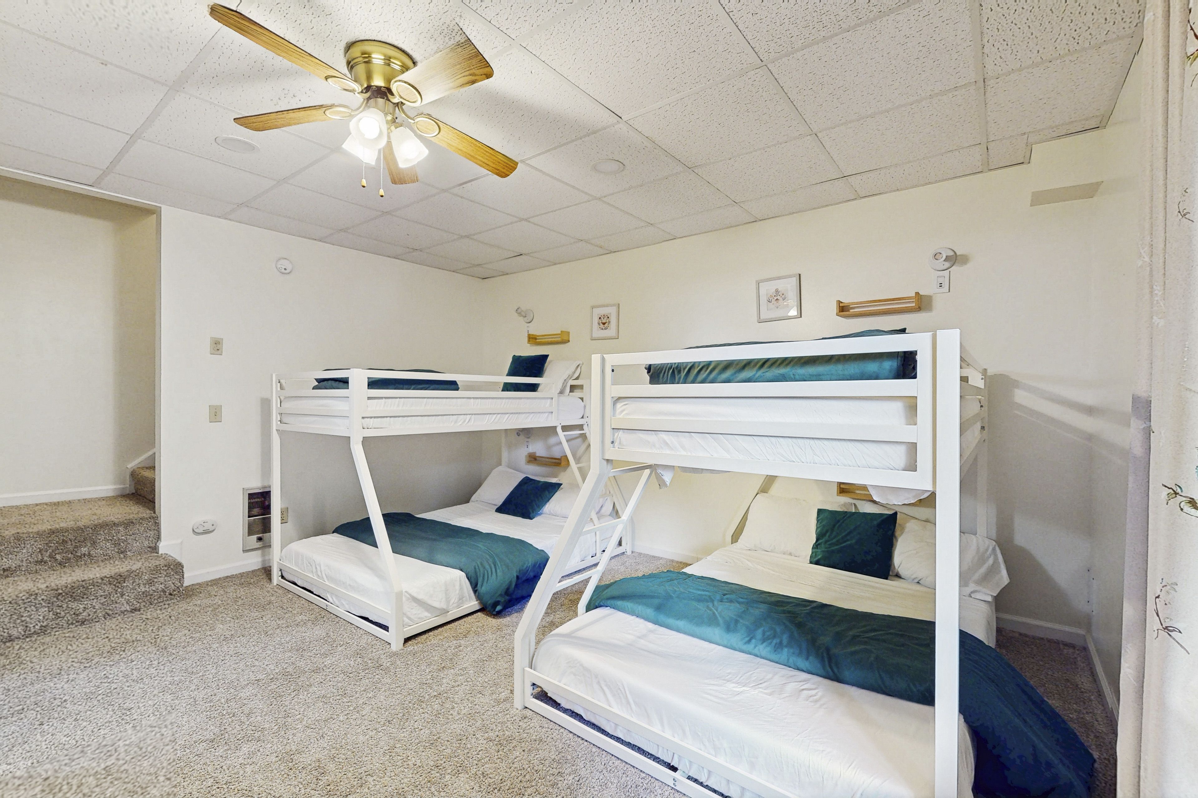 Den | 2 Twin/Full Bunk Beds