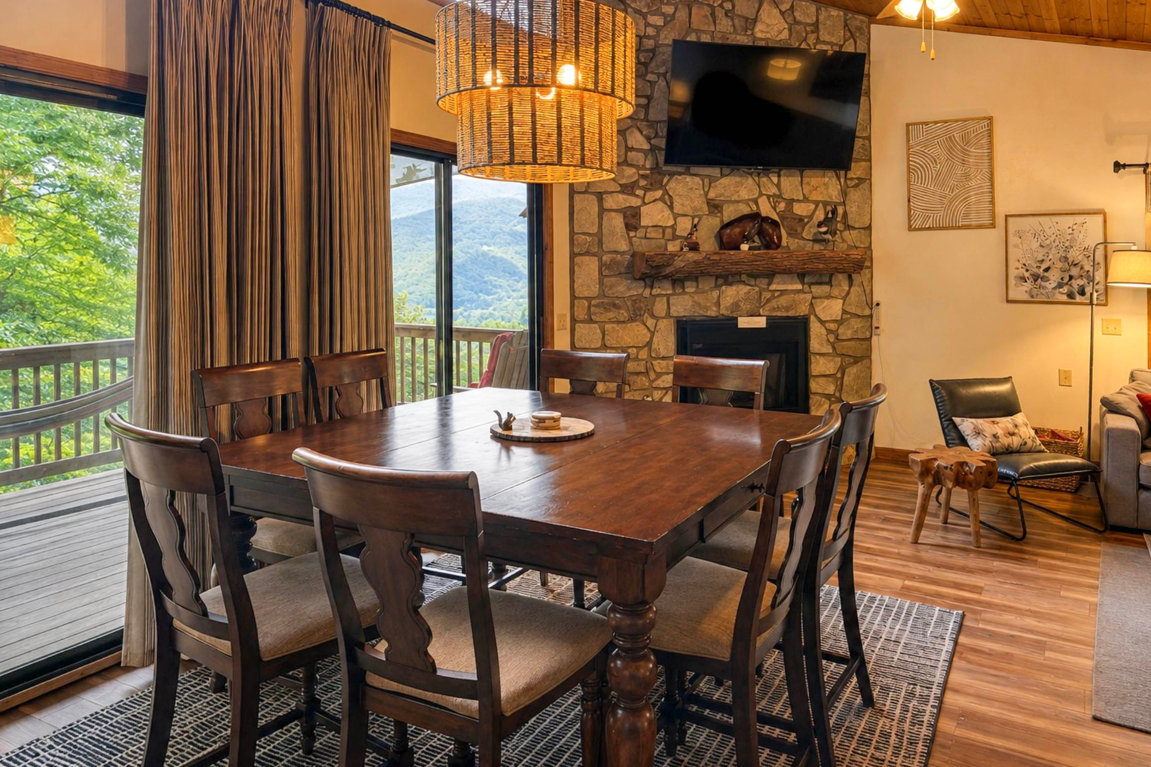Dining Area | Dishes & Flatware Provided