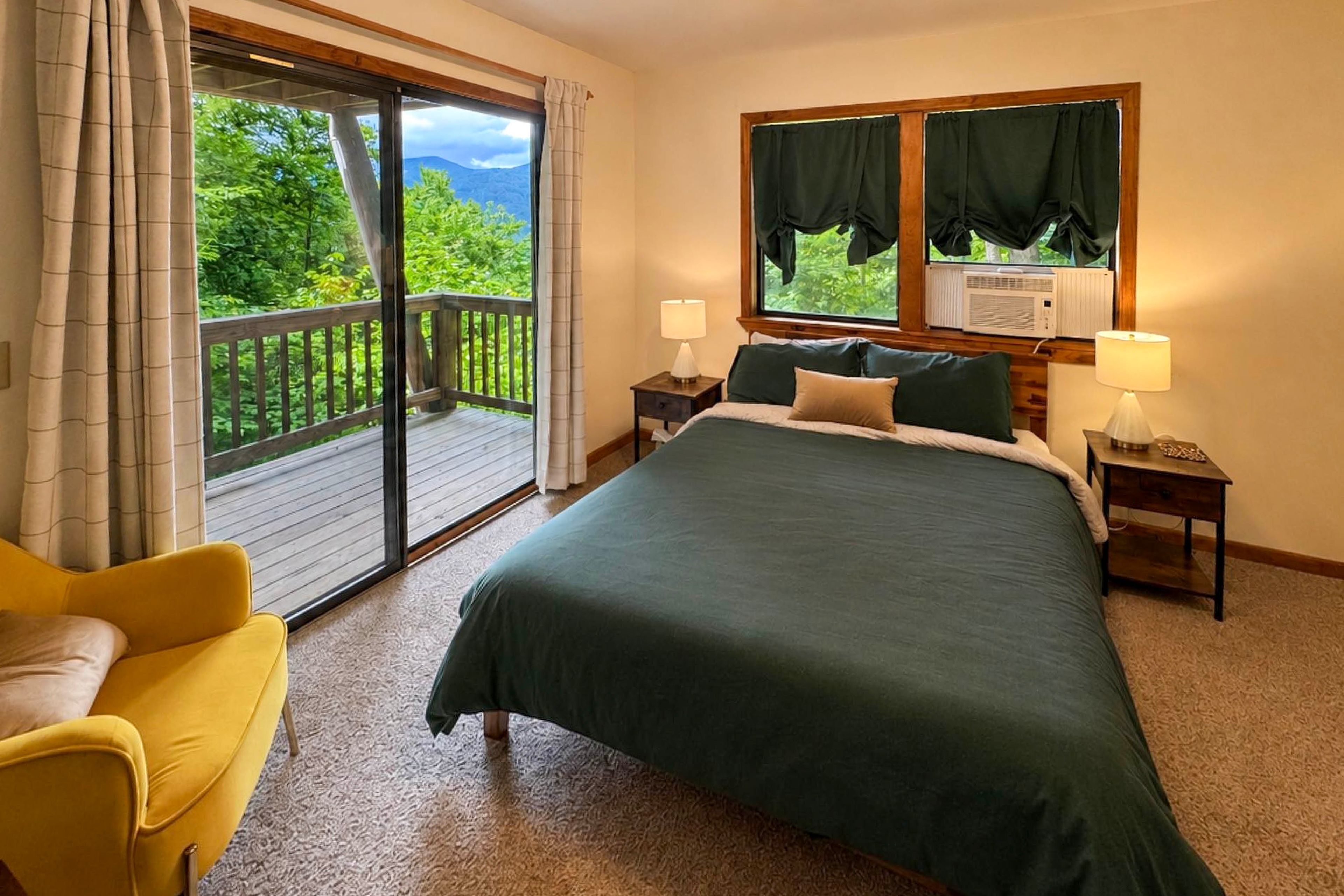 Bedroom 1 | Queen Bed