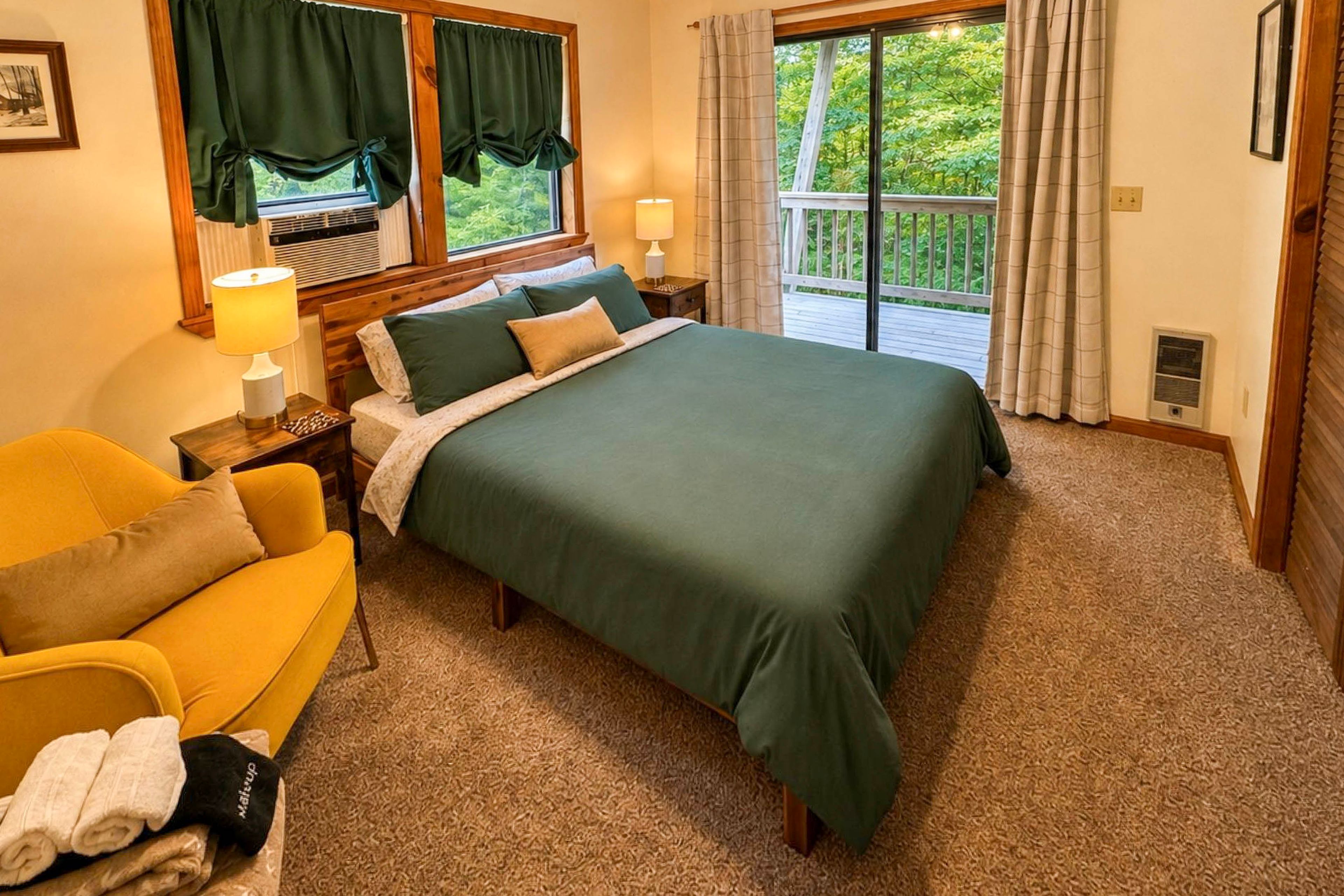 Bedroom 2 | Queen Bed