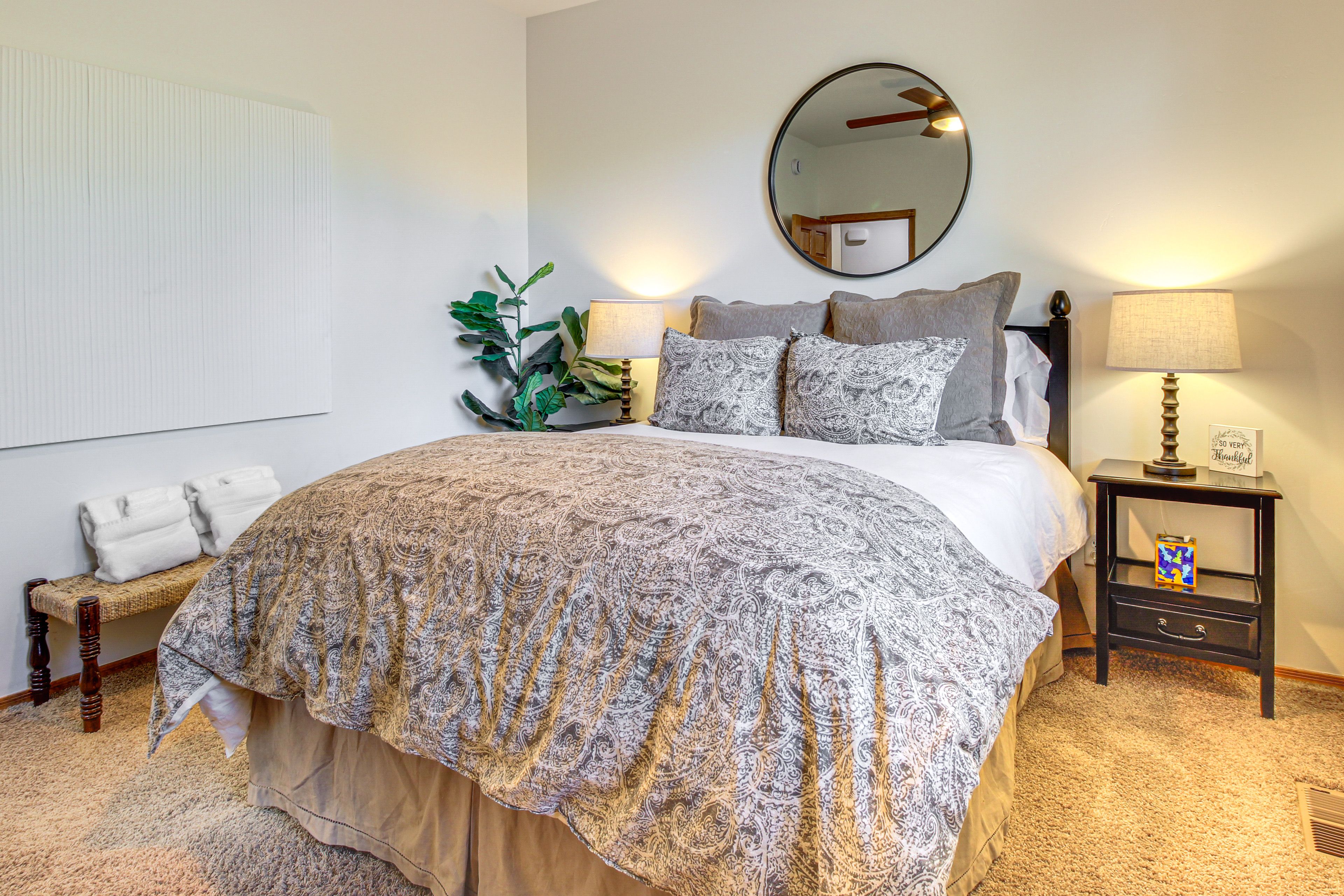 Bedroom 2 | Queen Bed