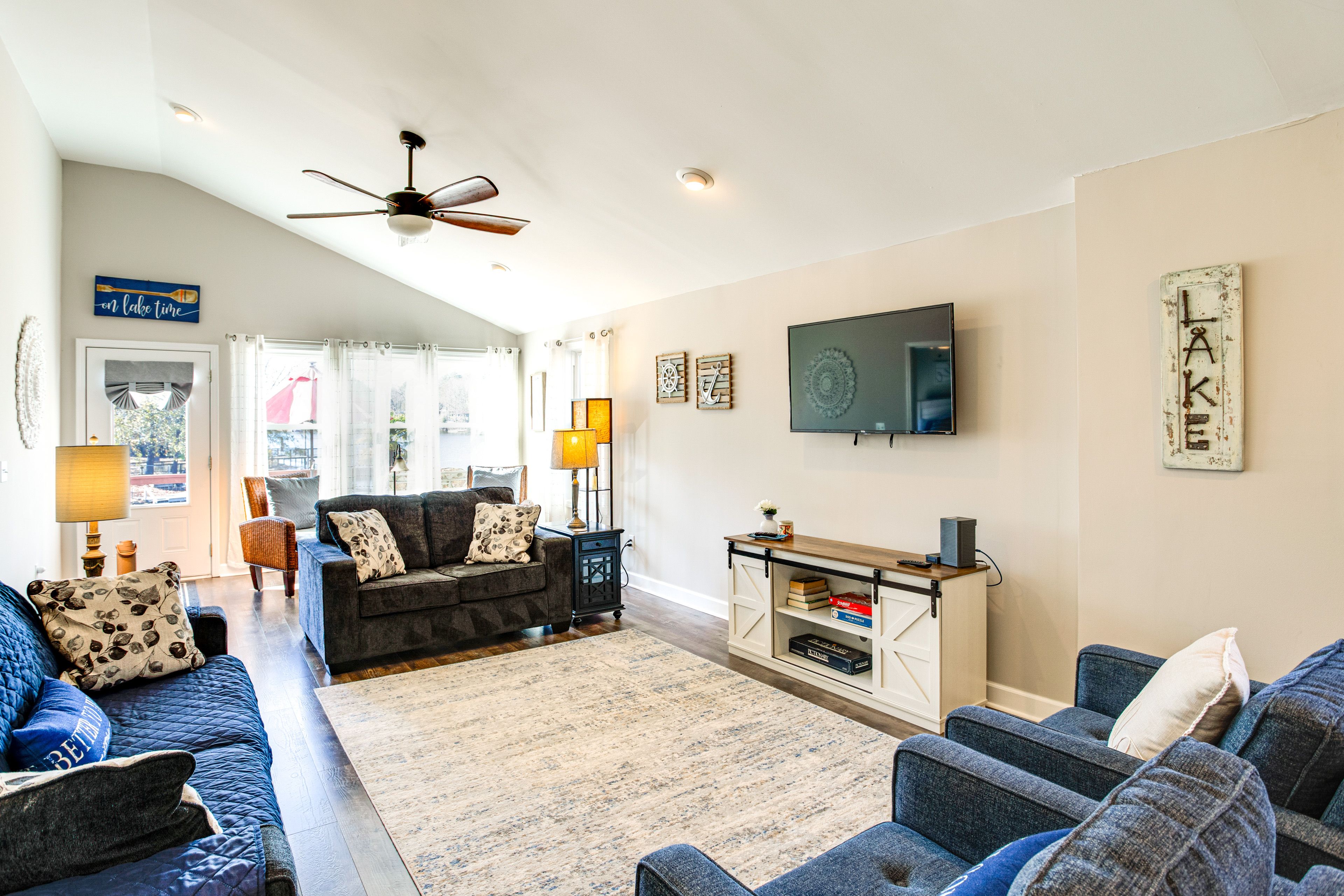 Living Room | Central Heating & A/C | Free WiFi