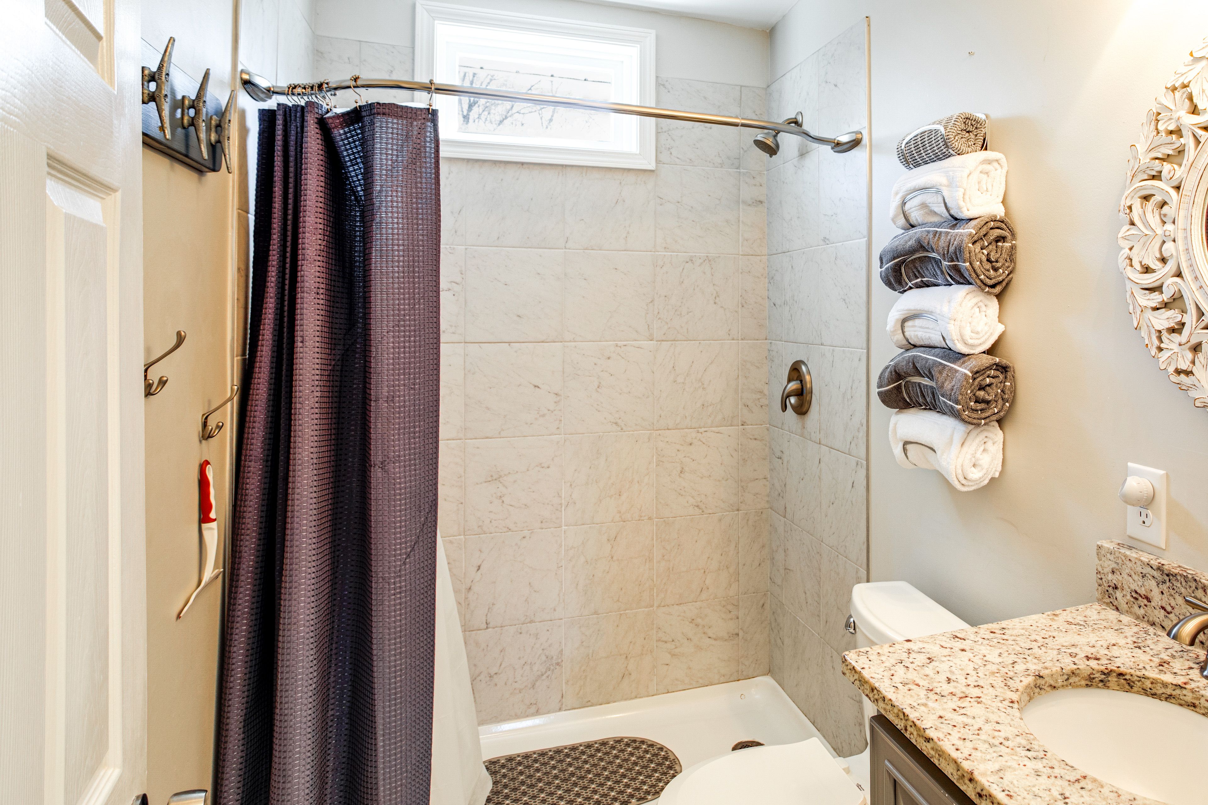 Full Bathroom | Complimentary Toiletries | Towels Provided
