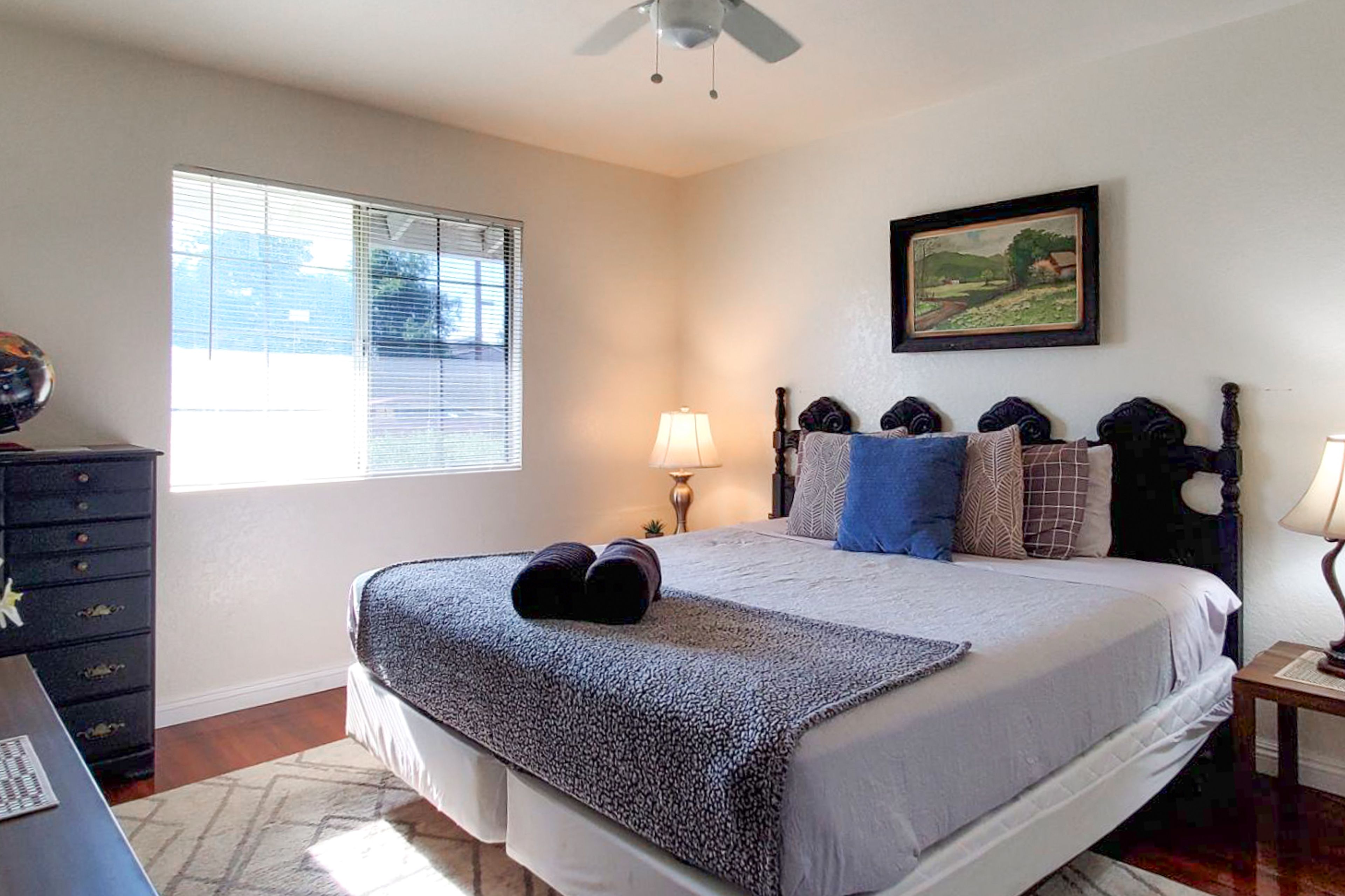 Bedroom 1 | Queen Bed