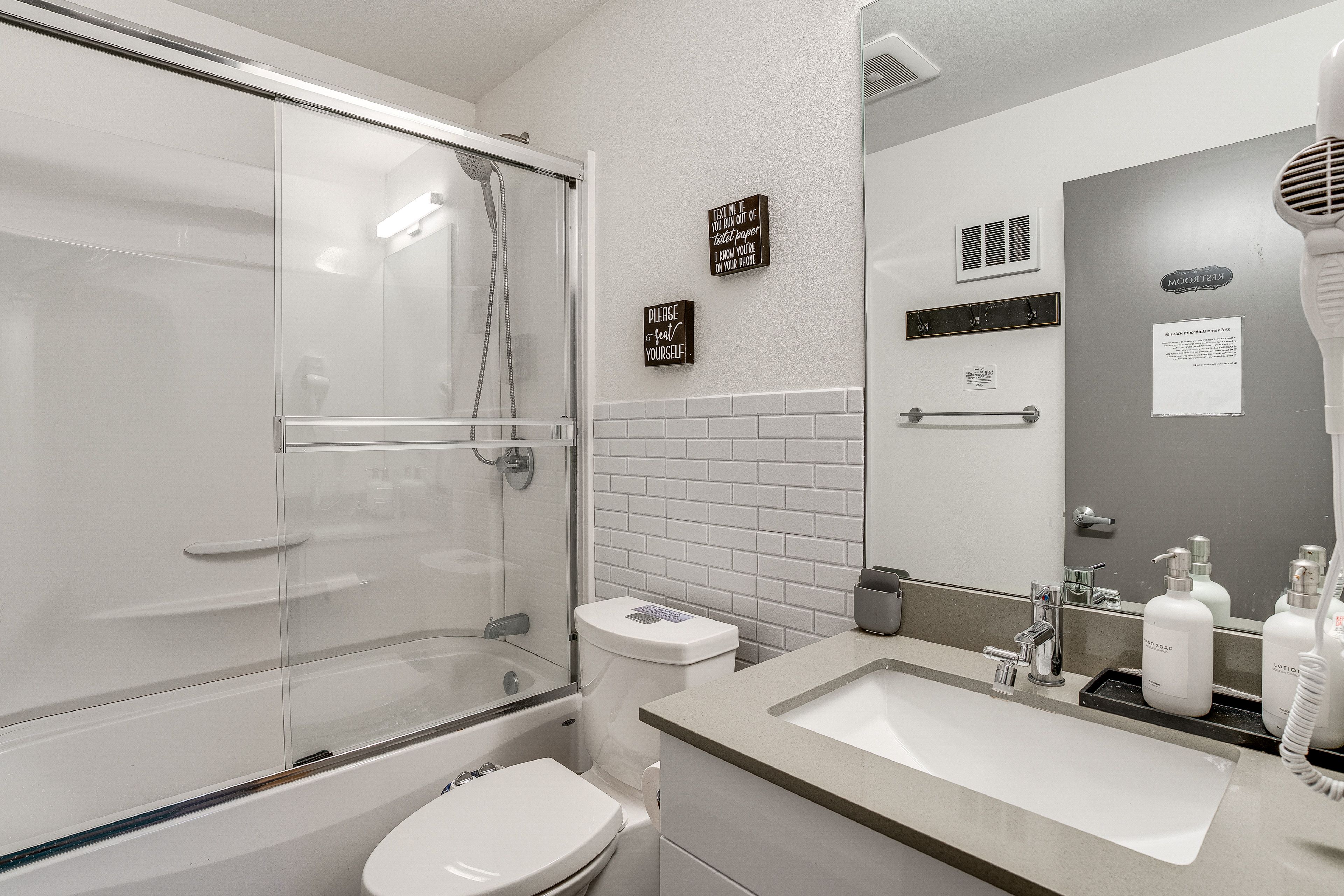 Full Bathroom | 1st Floor | Towels Provided
