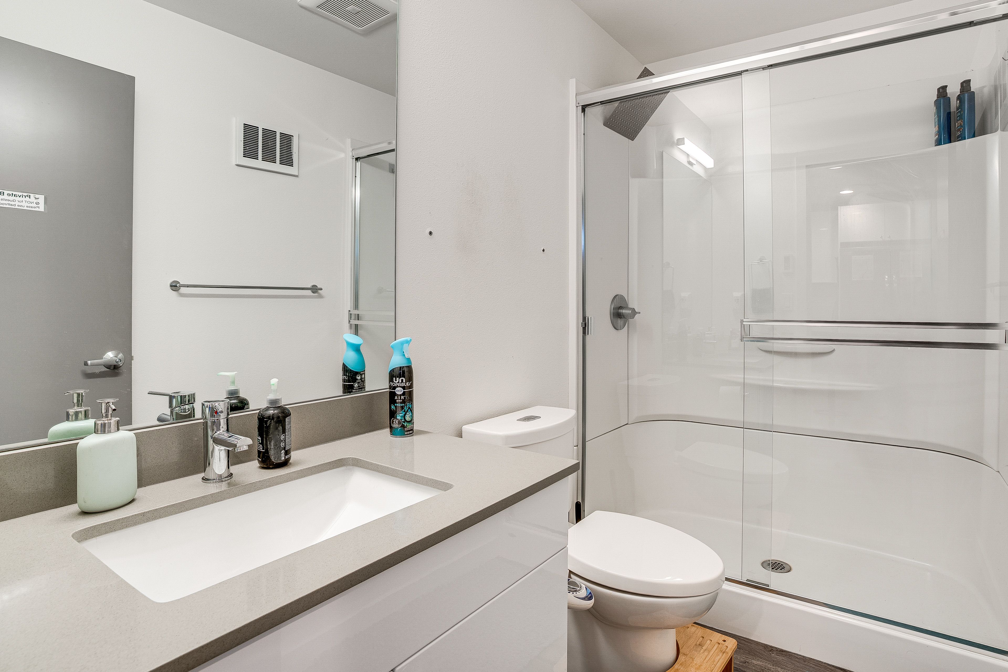 Full Bathroom | 2nd Floor | Complimentary Toiletries