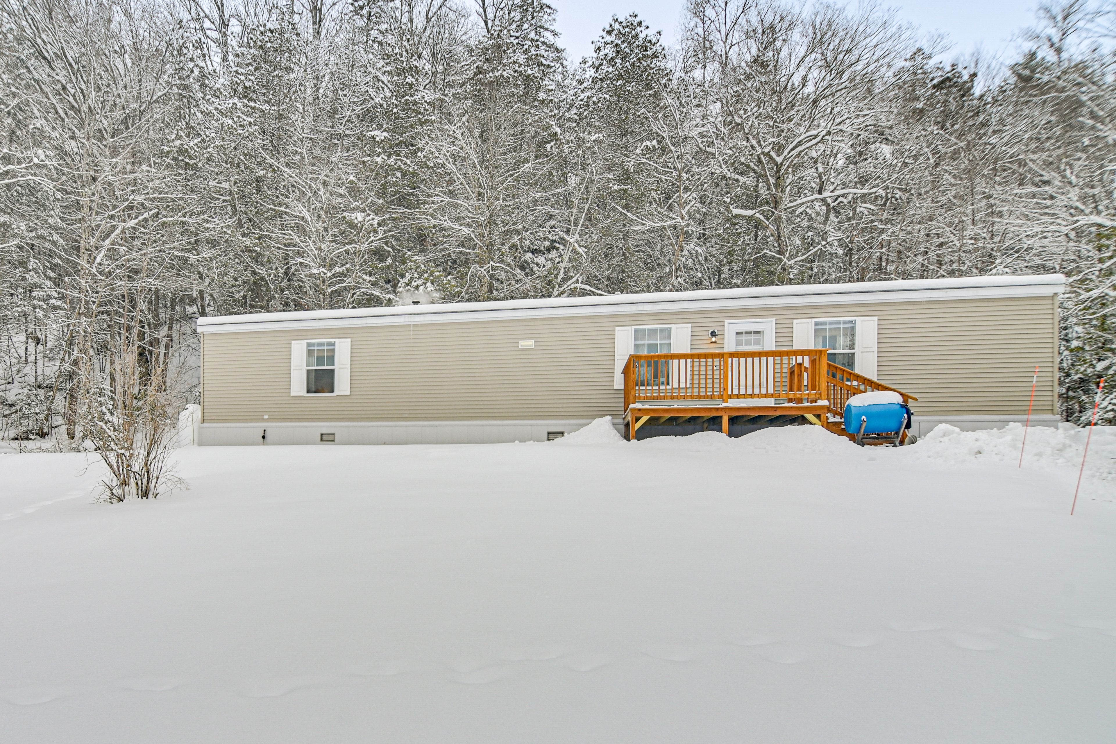 Exterior | Driveway (6 Vehicles)