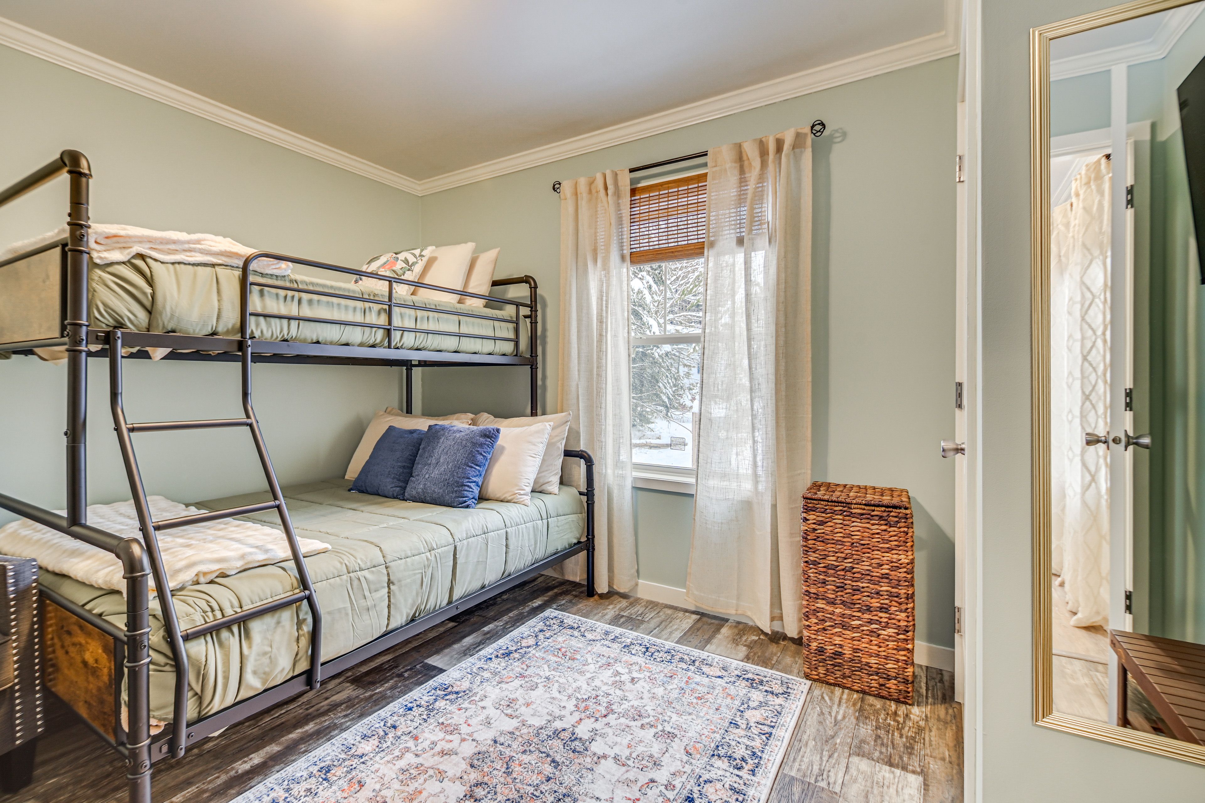 Bedroom 2 | Twin/Full Bunk Bed