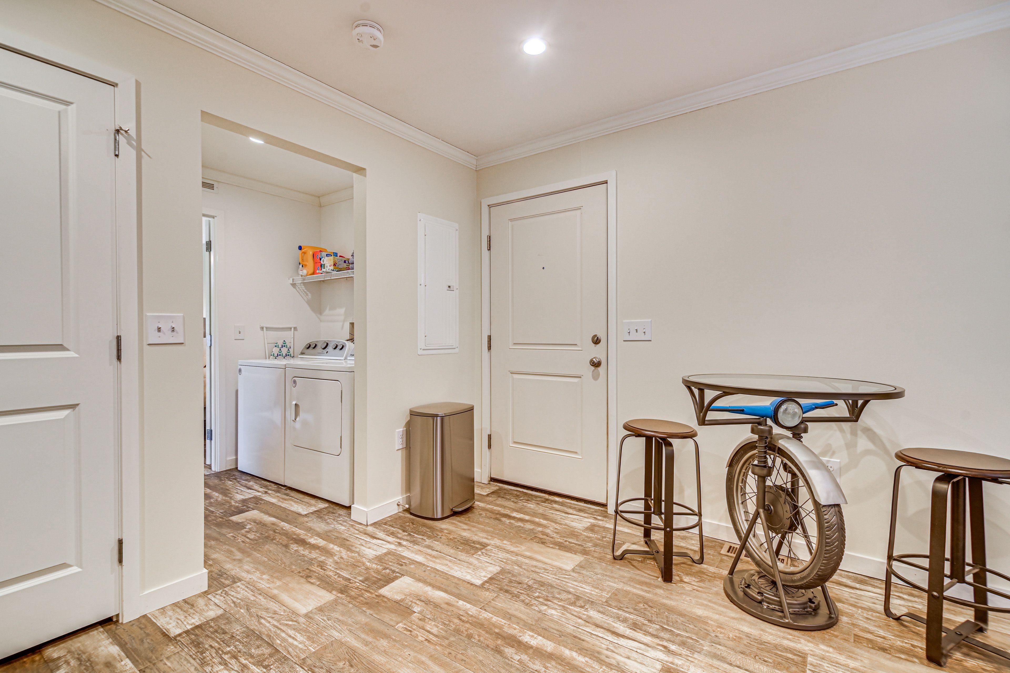 Dining Area | Dishware/Flatware Provided