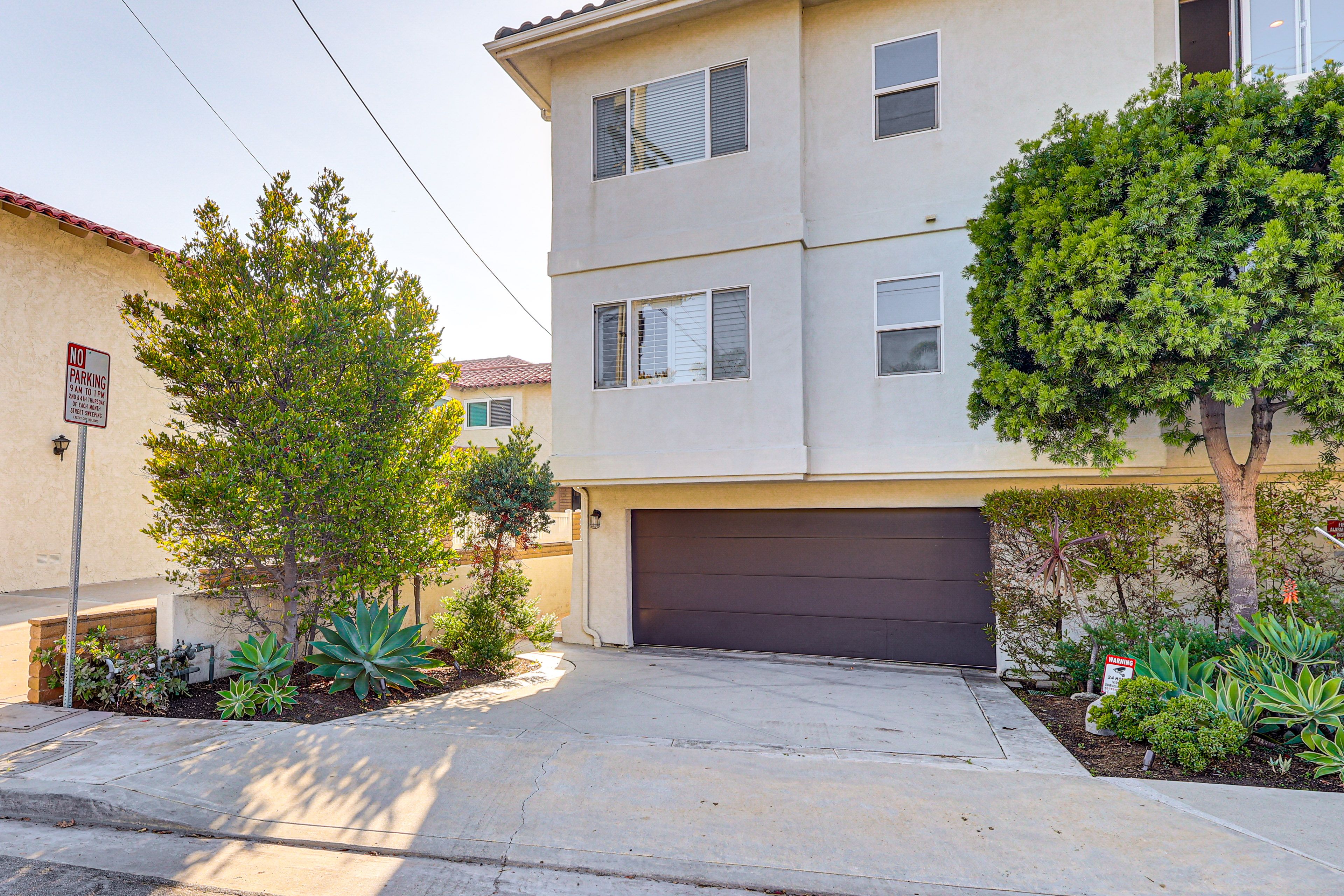 Exterior | Parking | Garage (1 Vehicle) | Driveway (2 Vehicles)