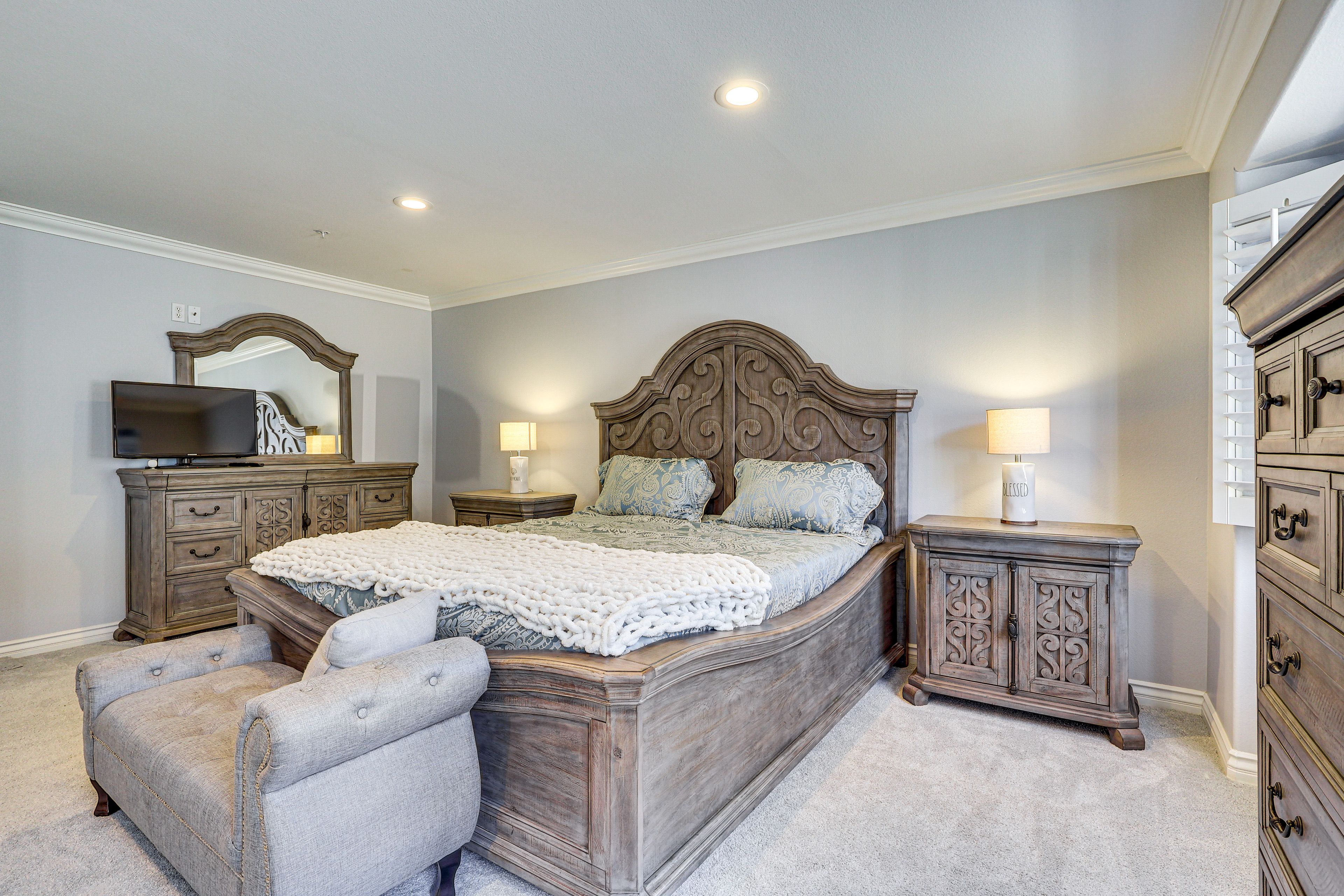 Bedroom 1 | King Bed | Linens