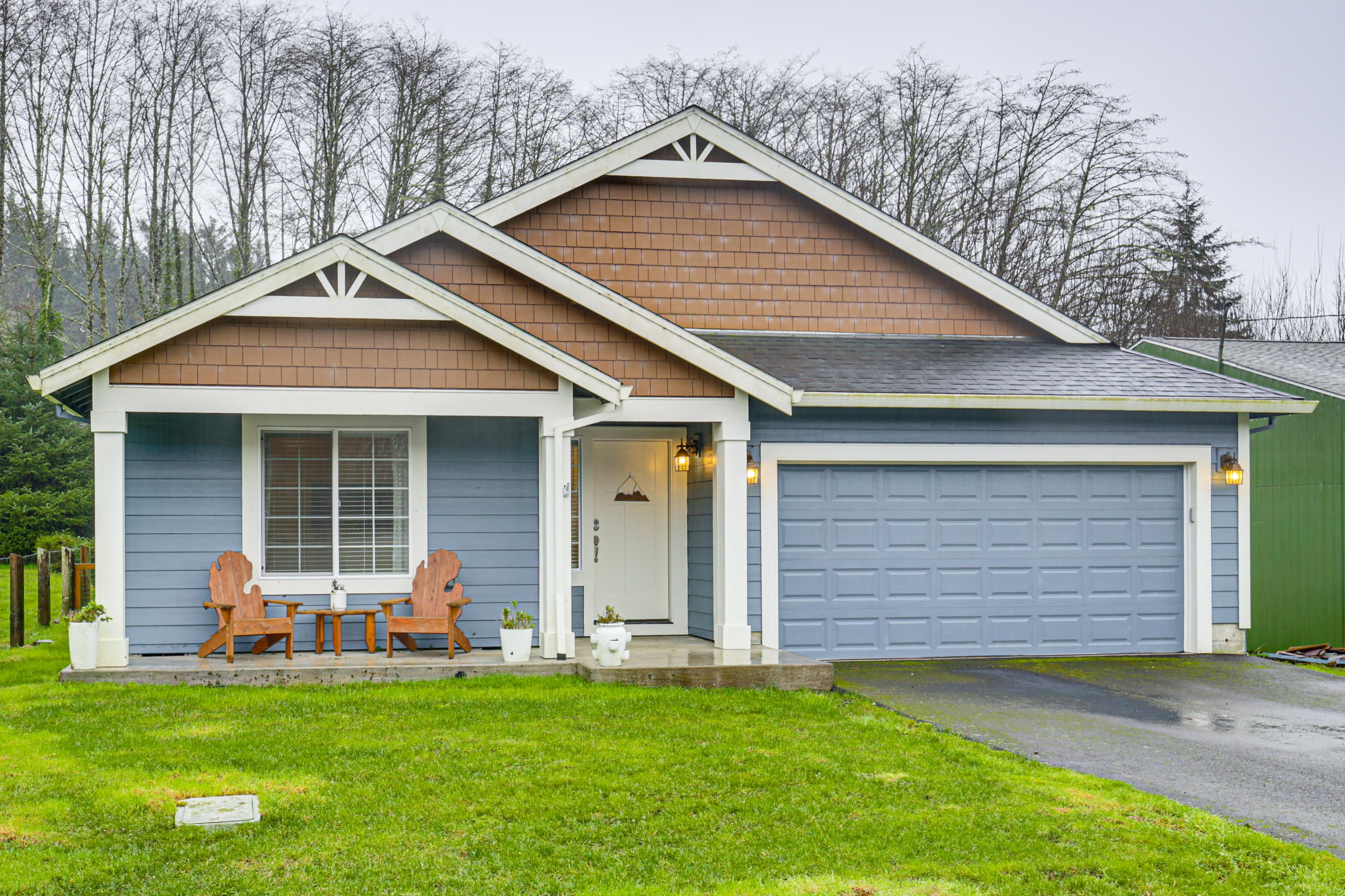 Home Exterior | Parking | Driveway (2 Vehicles)