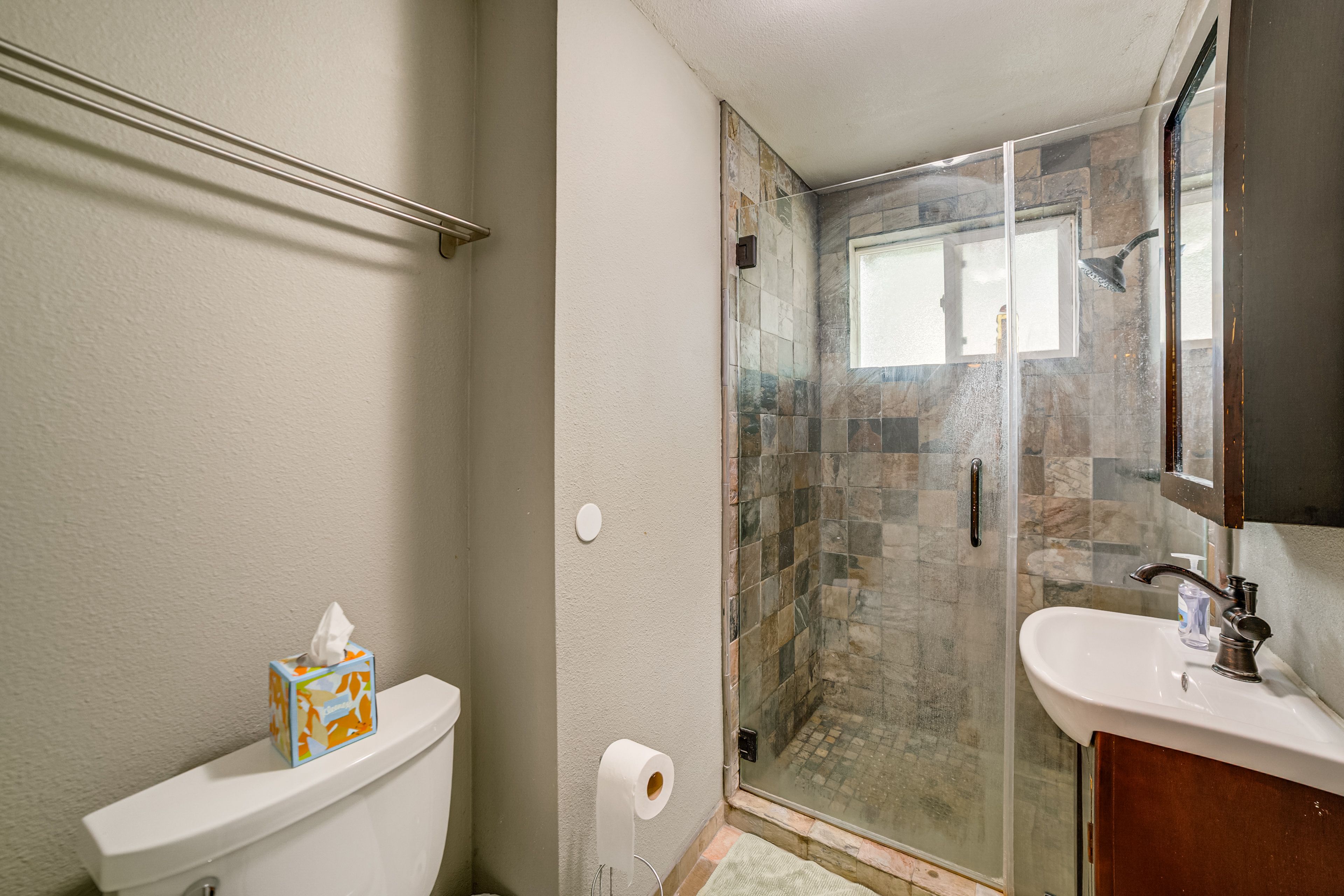 Full Bathroom | Towels Provided