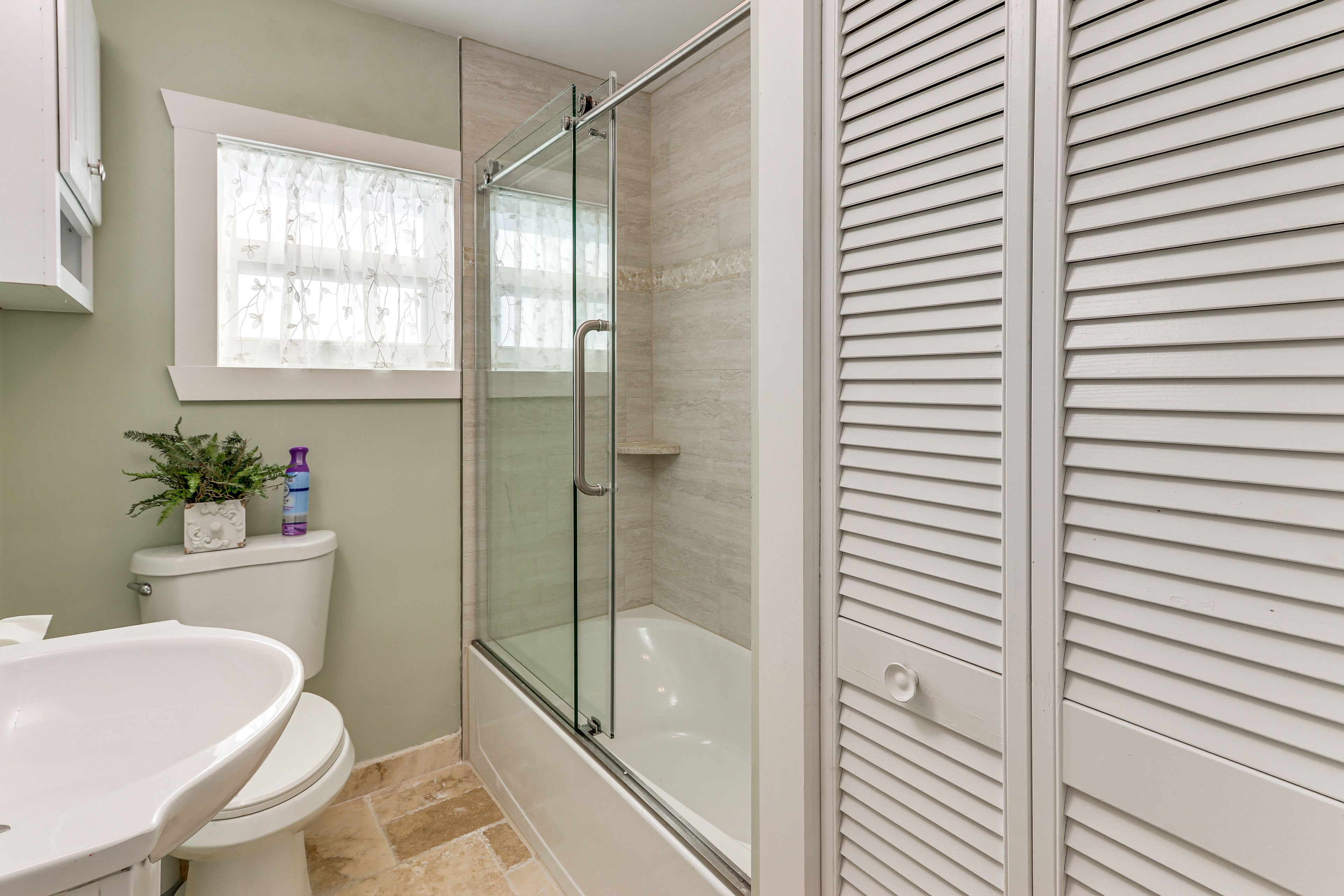 Full Bathroom | Complimentary Toiletries | Towels Provided