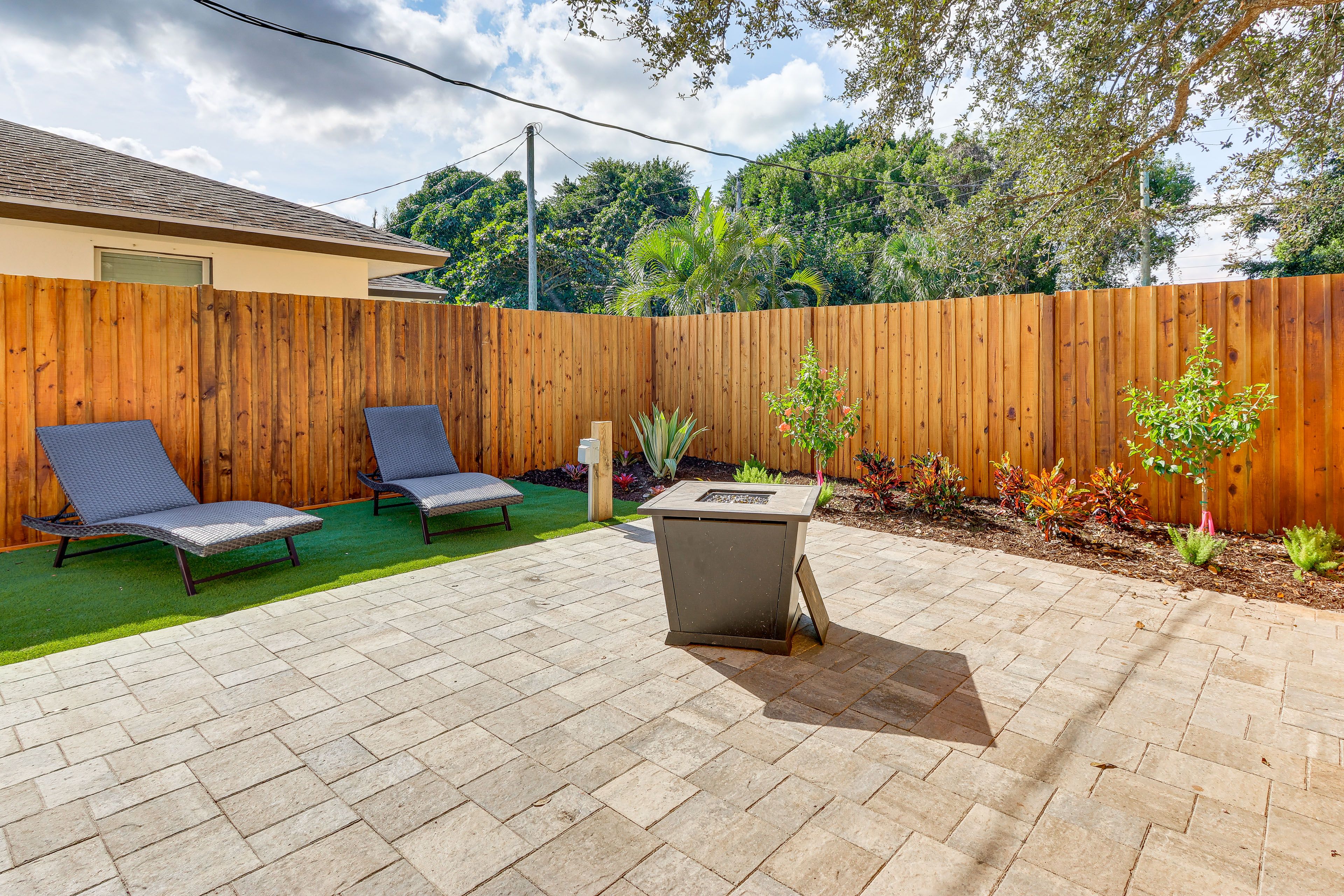 Stuart Vacation Rental | 2BR | 1BA | 740 Sq Ft | 1 Step to Enter