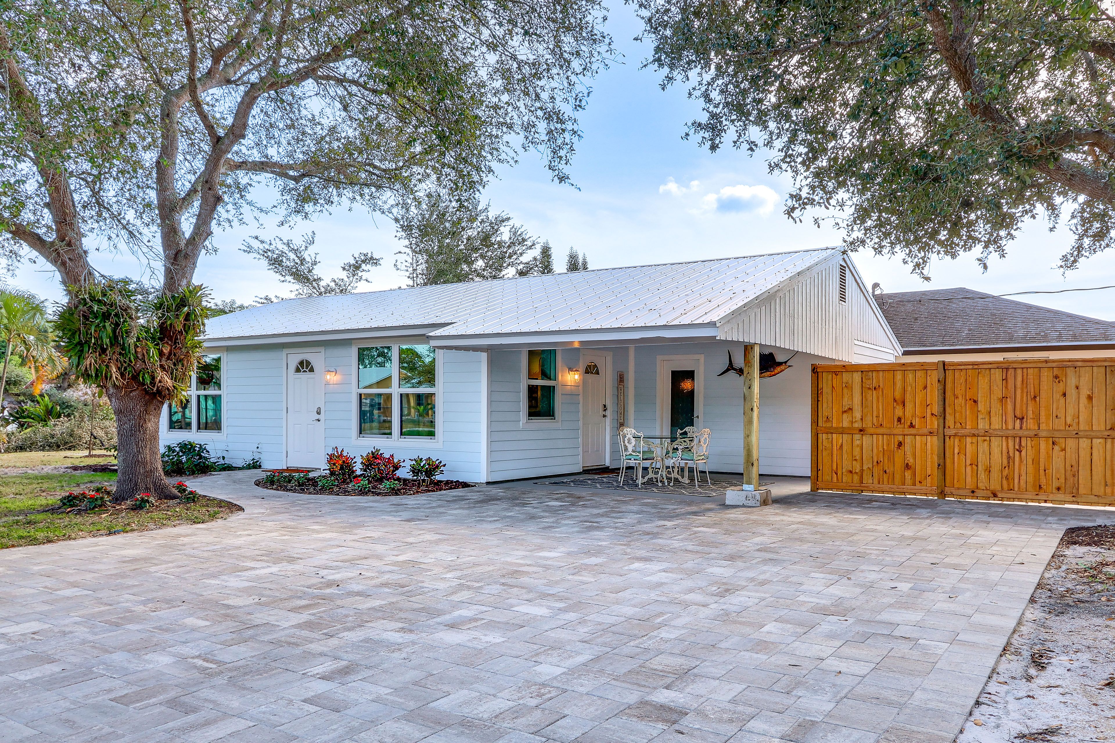 Exterior | Parking | Driveway (4 Vehicles)