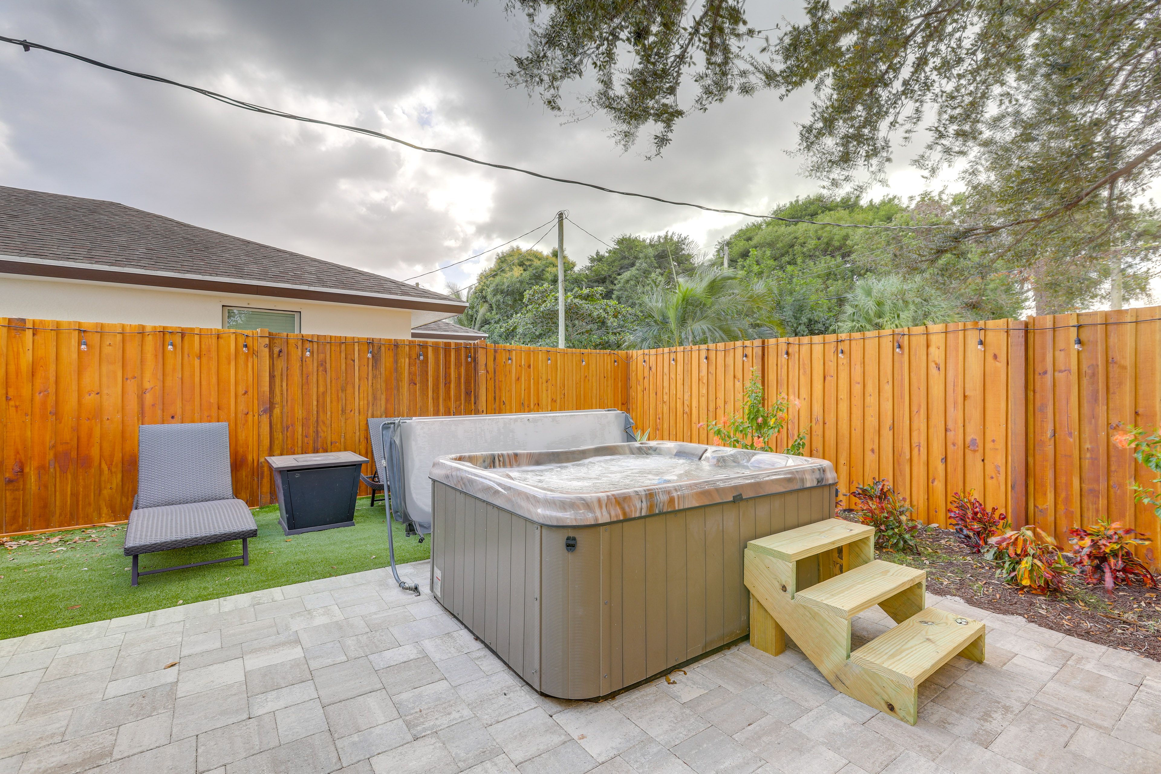 Stuart Vacation Rental | 2BR | 1BA | 740 Sq Ft | 1 Step to Enter